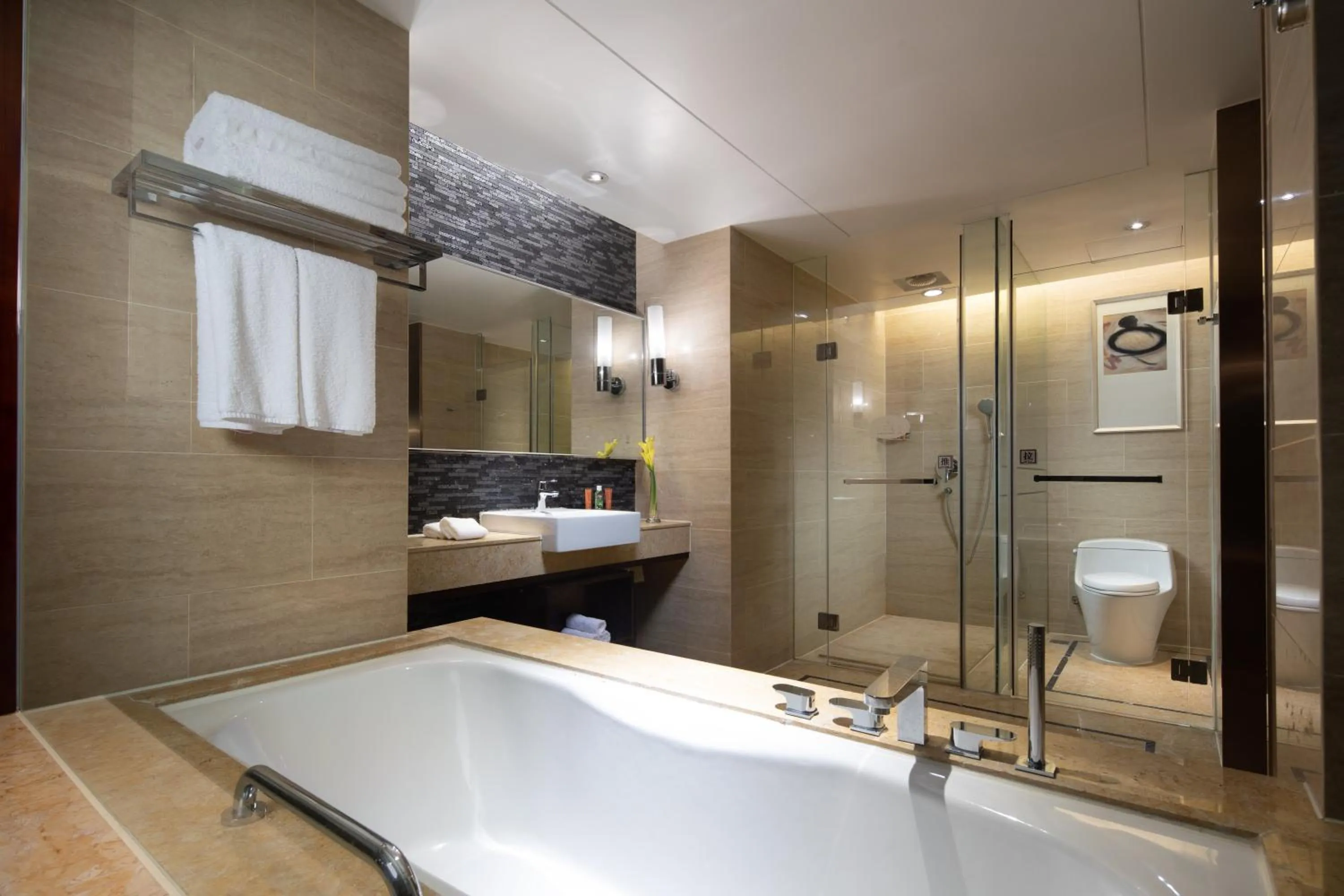 Photo of the whole room in Crowne Plaza Taizhou by IHG