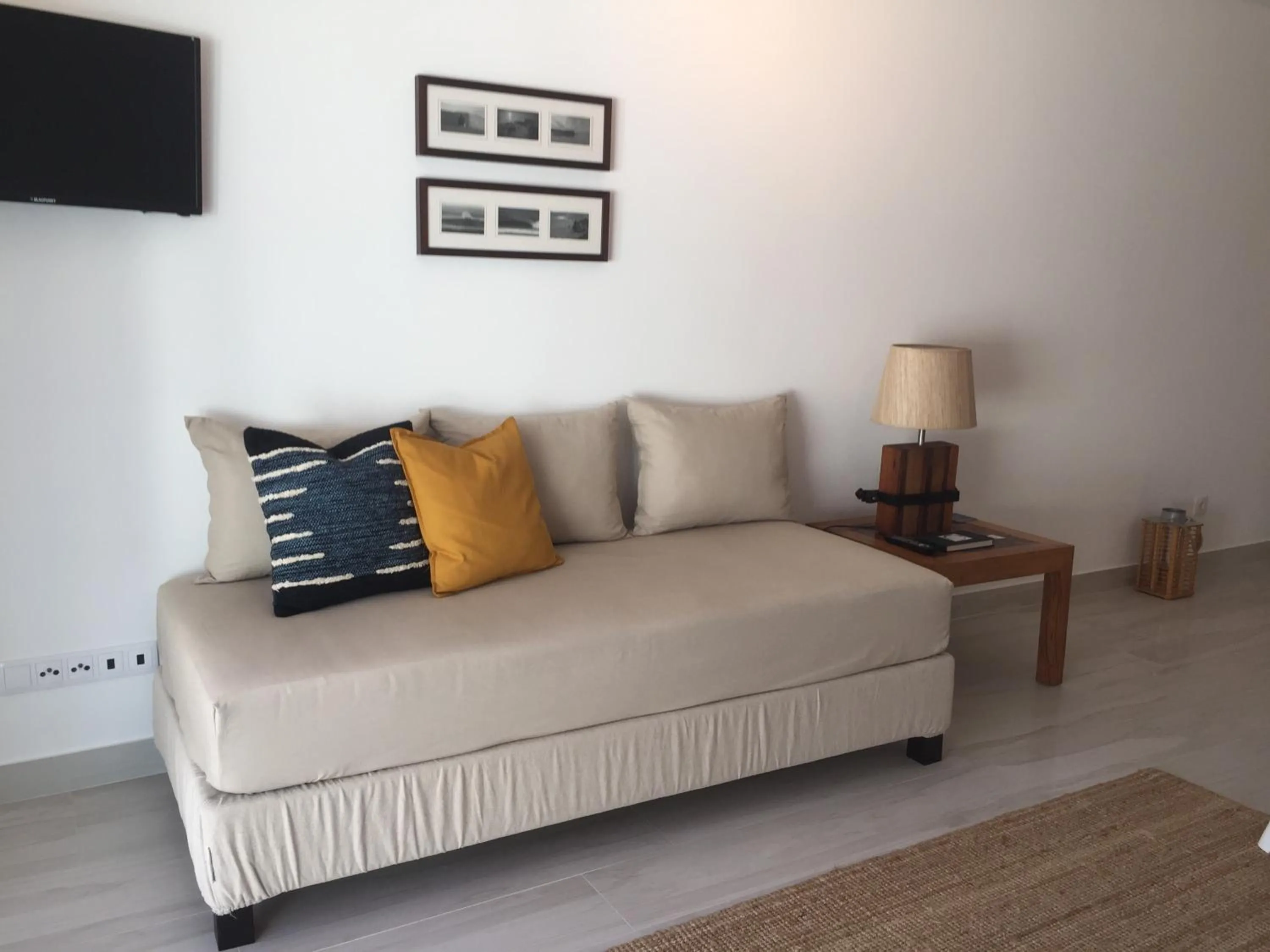 Communal lounge/ TV room in Alto Mar Apartment