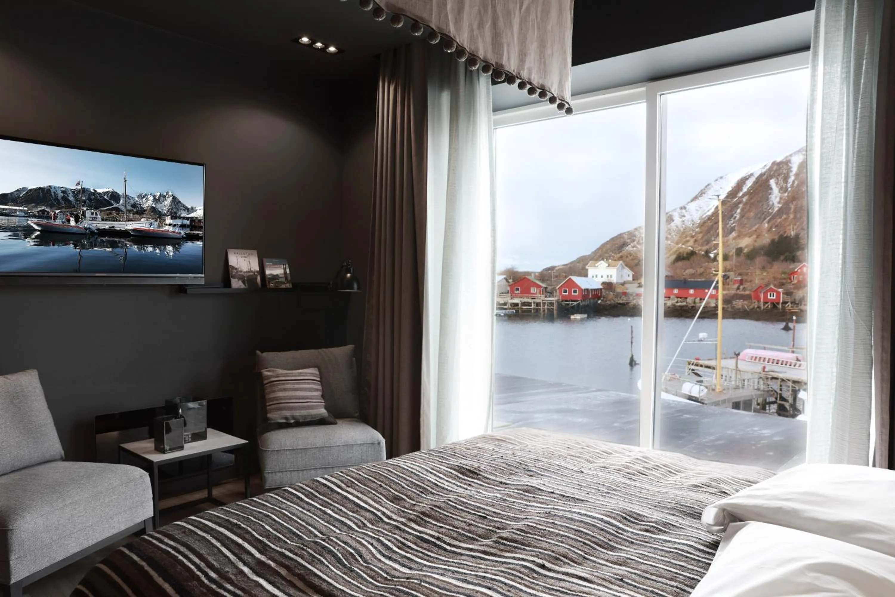 Seating area, Bed in Solsiden Brygge Rorbuer