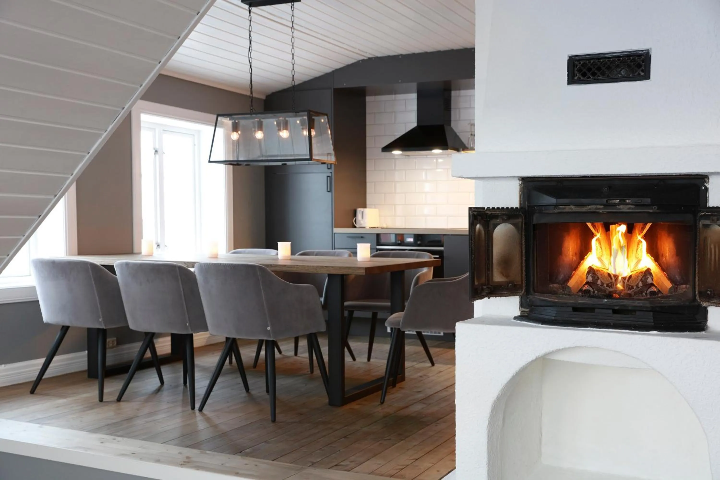 Dining area in Solsiden Brygge Rorbuer