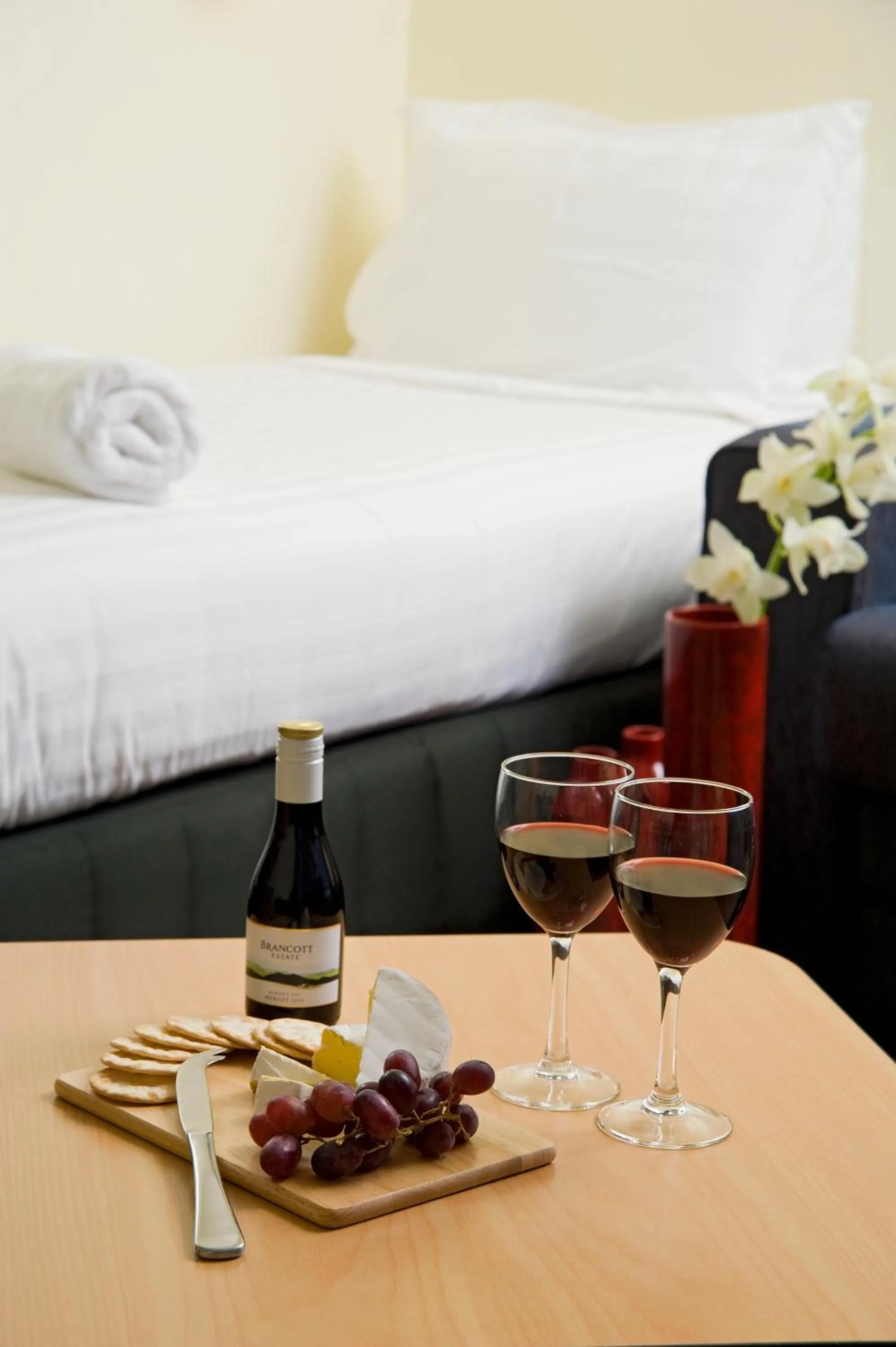 Alcoholic drinks, Bed in Best Western Ellerslie International Hotel