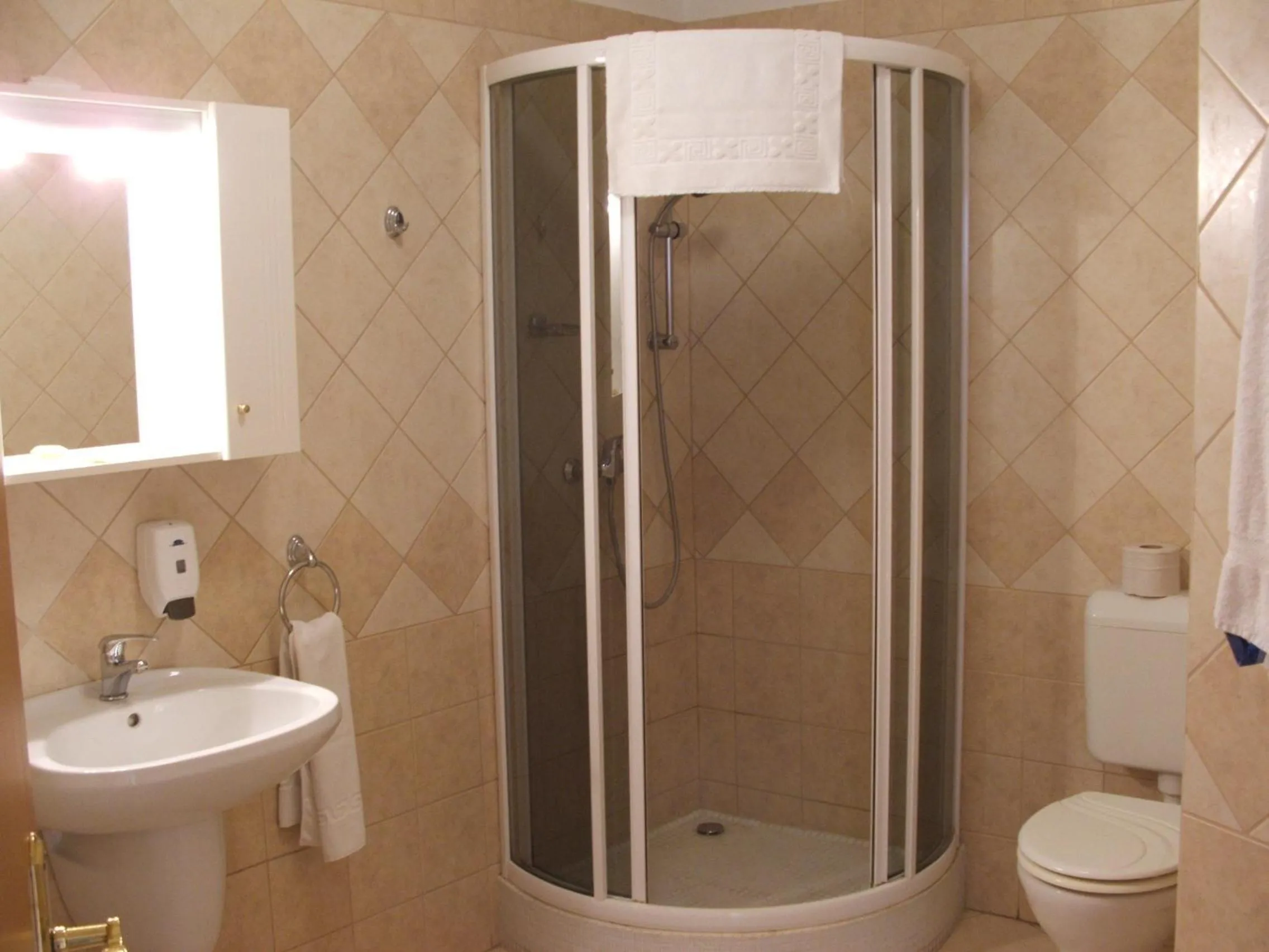 Shower in Korona Panzió