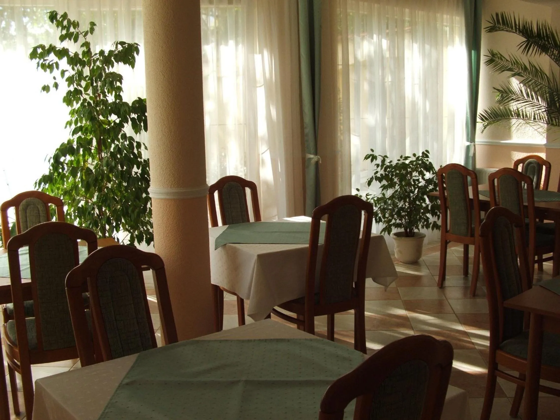 Restaurant/places to eat in Korona Panzió