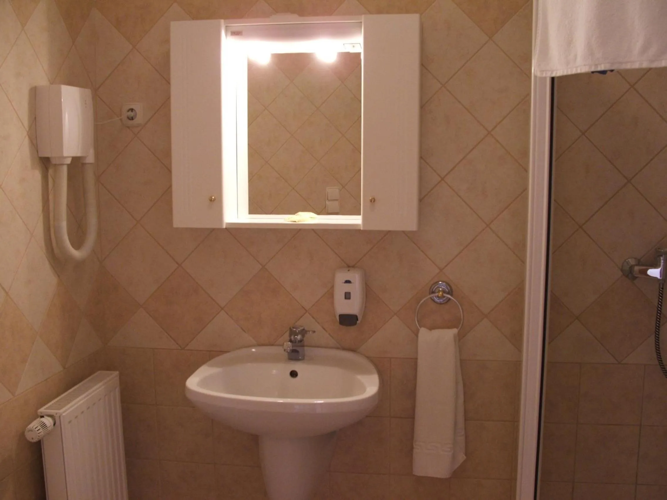 Bathroom in Korona Panzió
