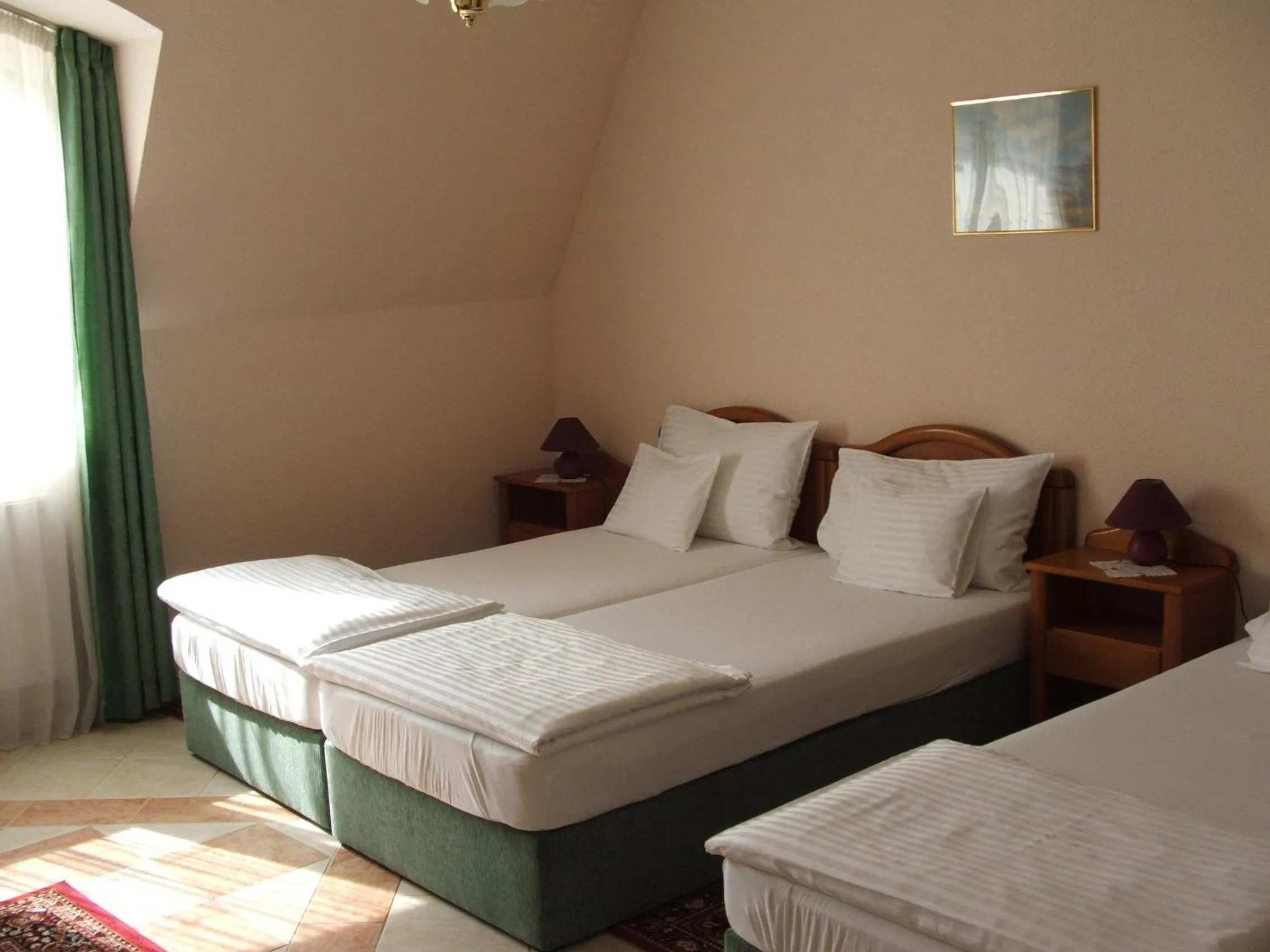 Bed in Korona Panzió