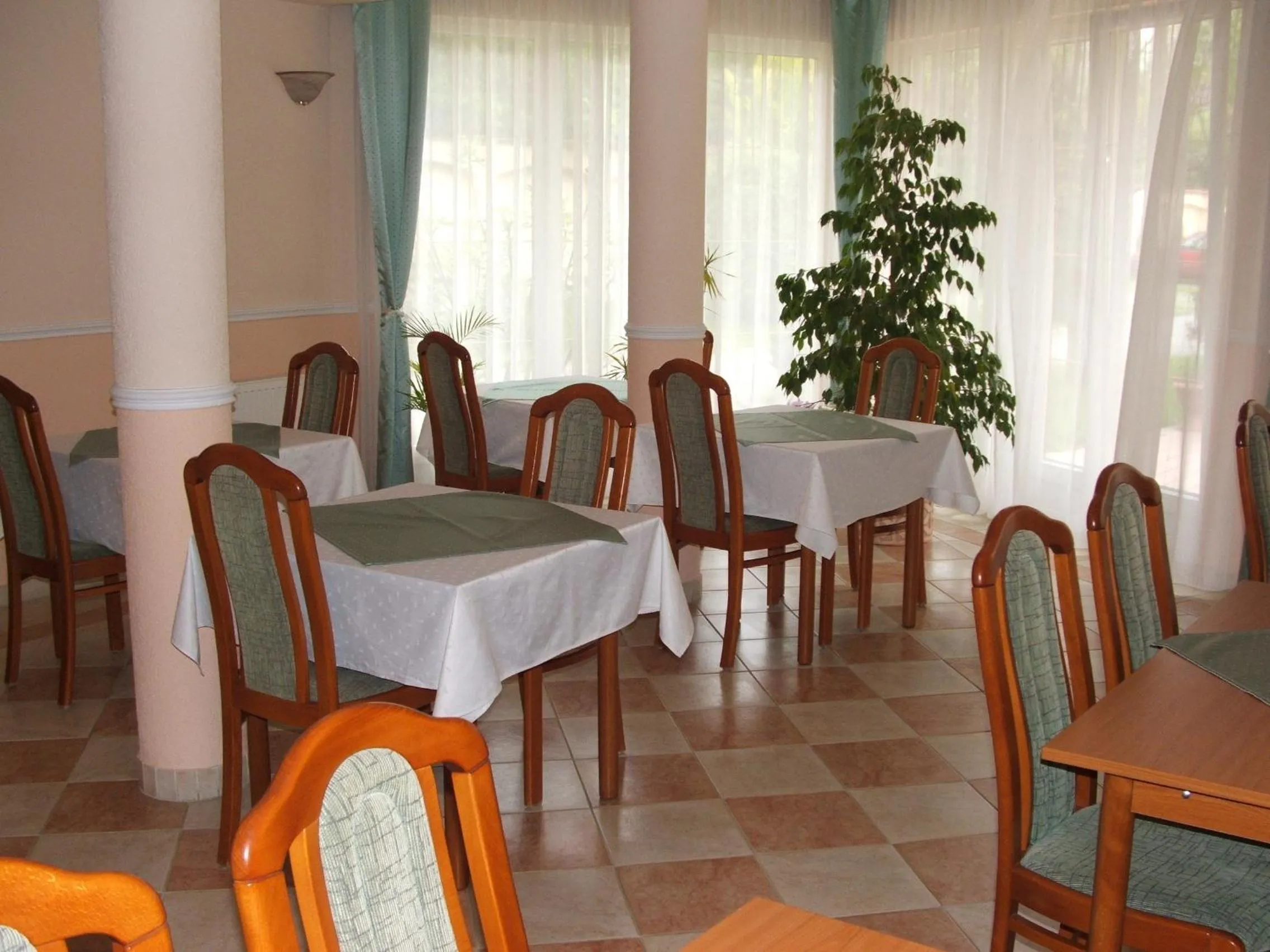 Restaurant/places to eat in Korona Panzió
