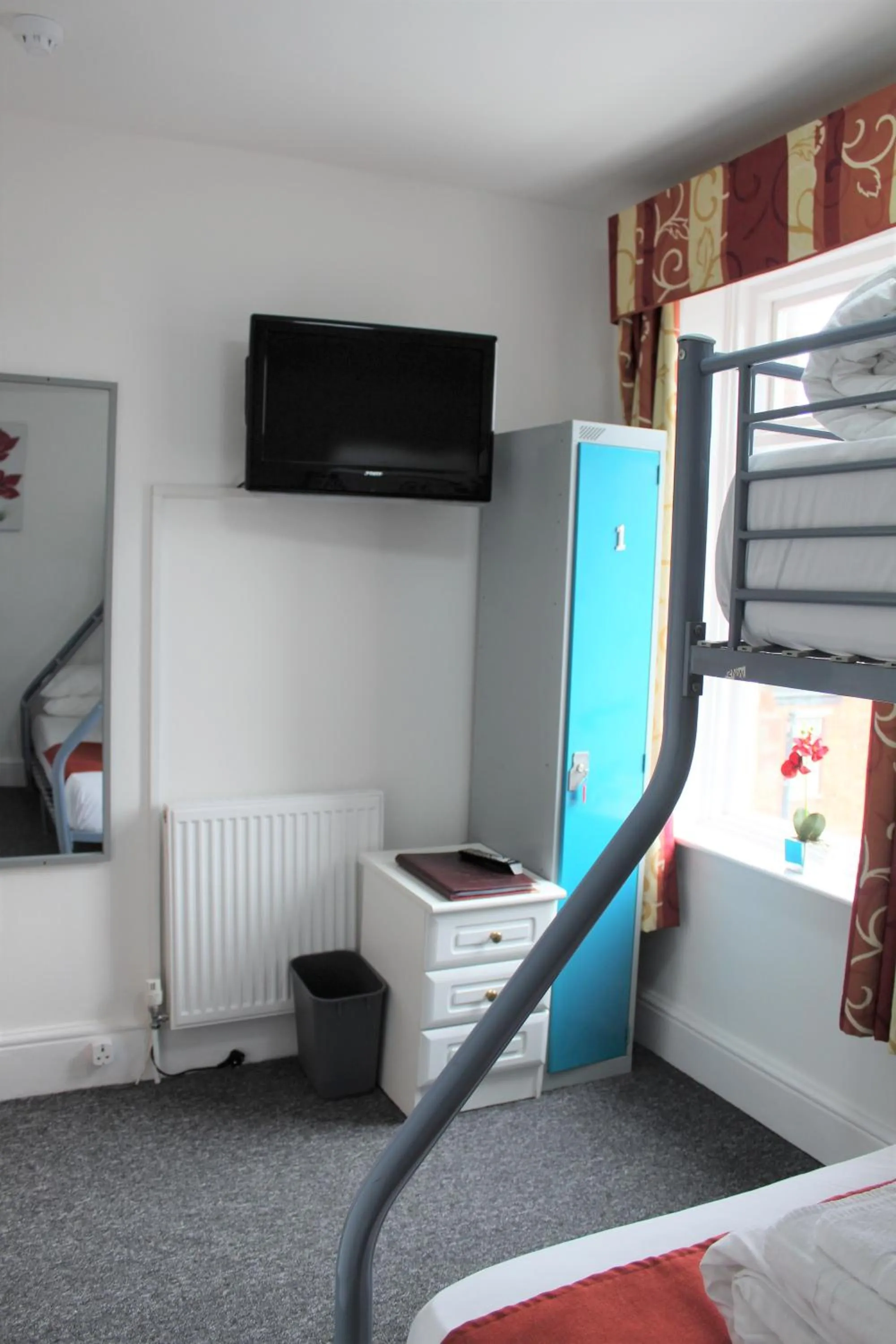 Bedroom, Bed in Backpackers Blackpool Hotel & Suites