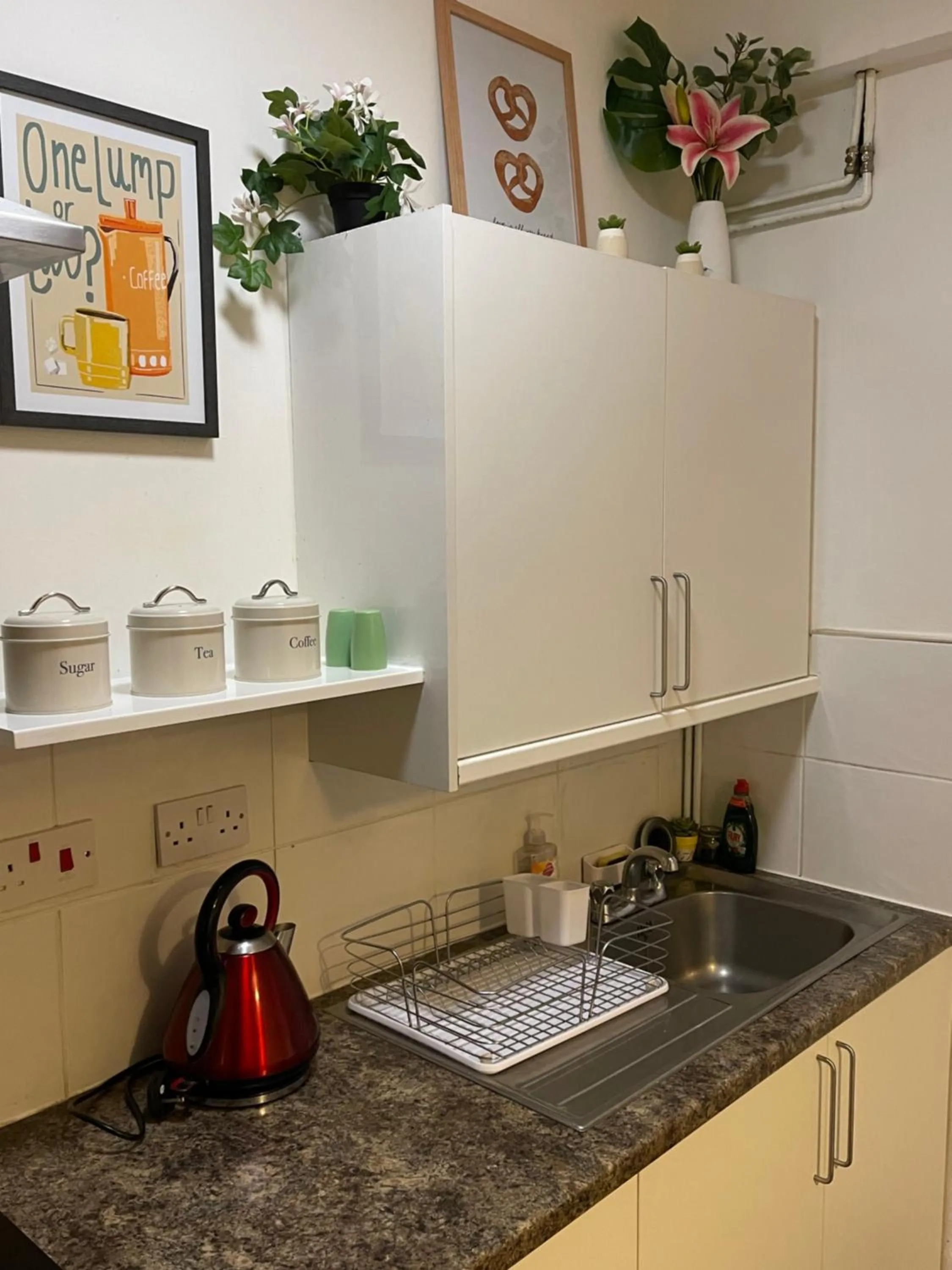 Coffee/tea facilities in Backpackers Blackpool Hotel & Suites