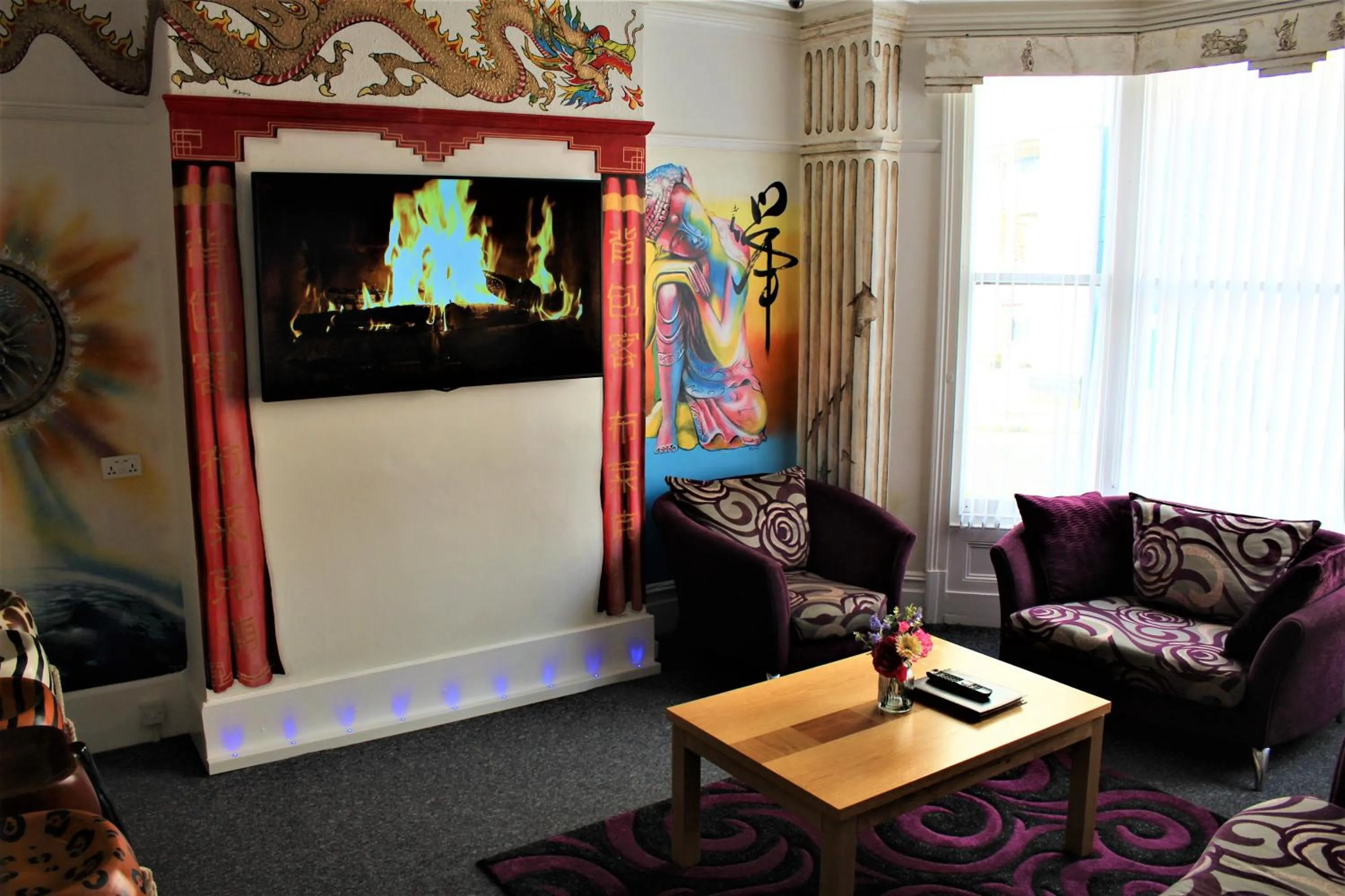 Communal lounge/ TV room in Backpackers Blackpool Hotel & Suites