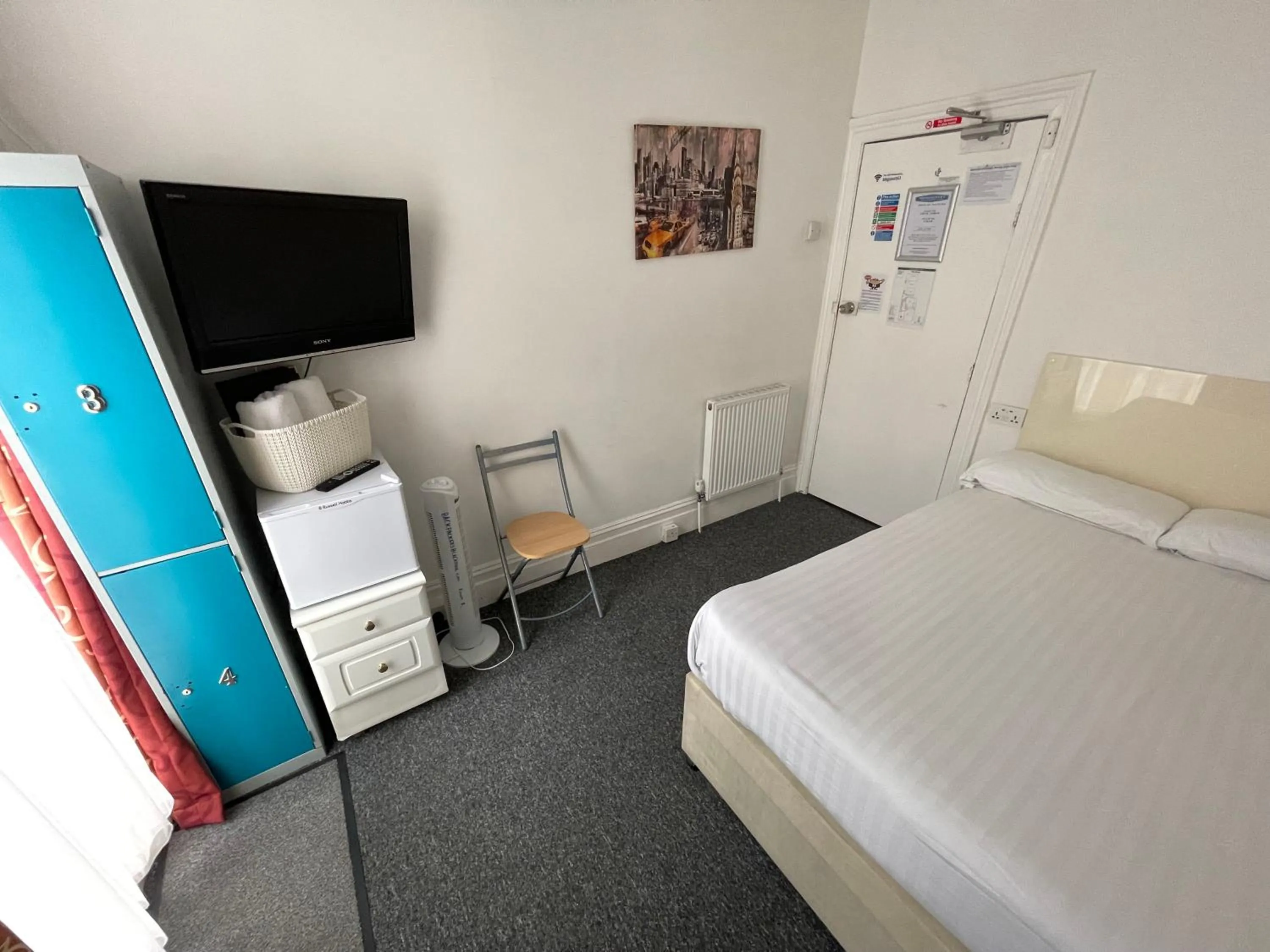 TV and multimedia, Bed in Backpackers Blackpool Hotel & Suites