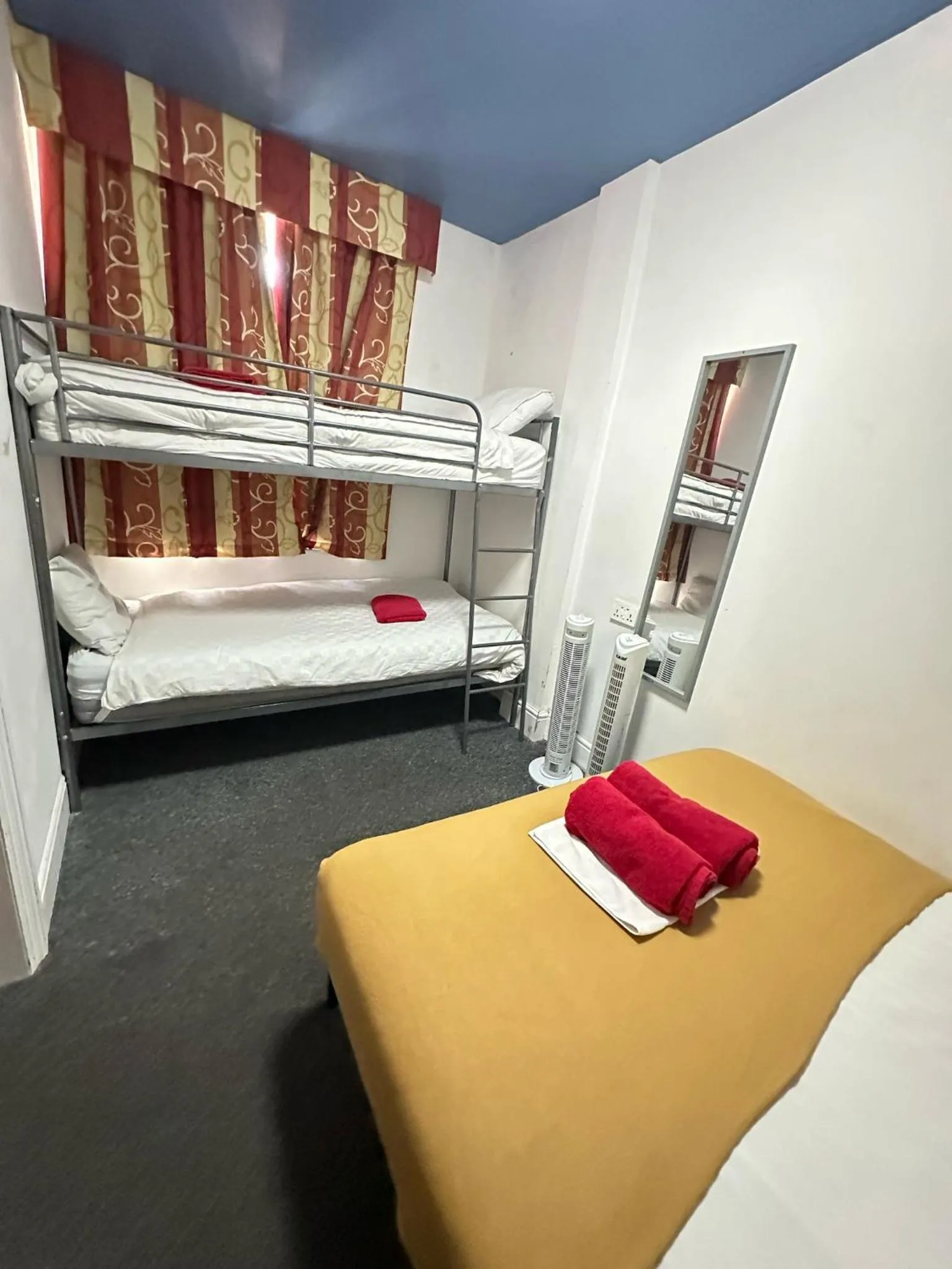 Bed in Backpackers Blackpool Hotel & Suites