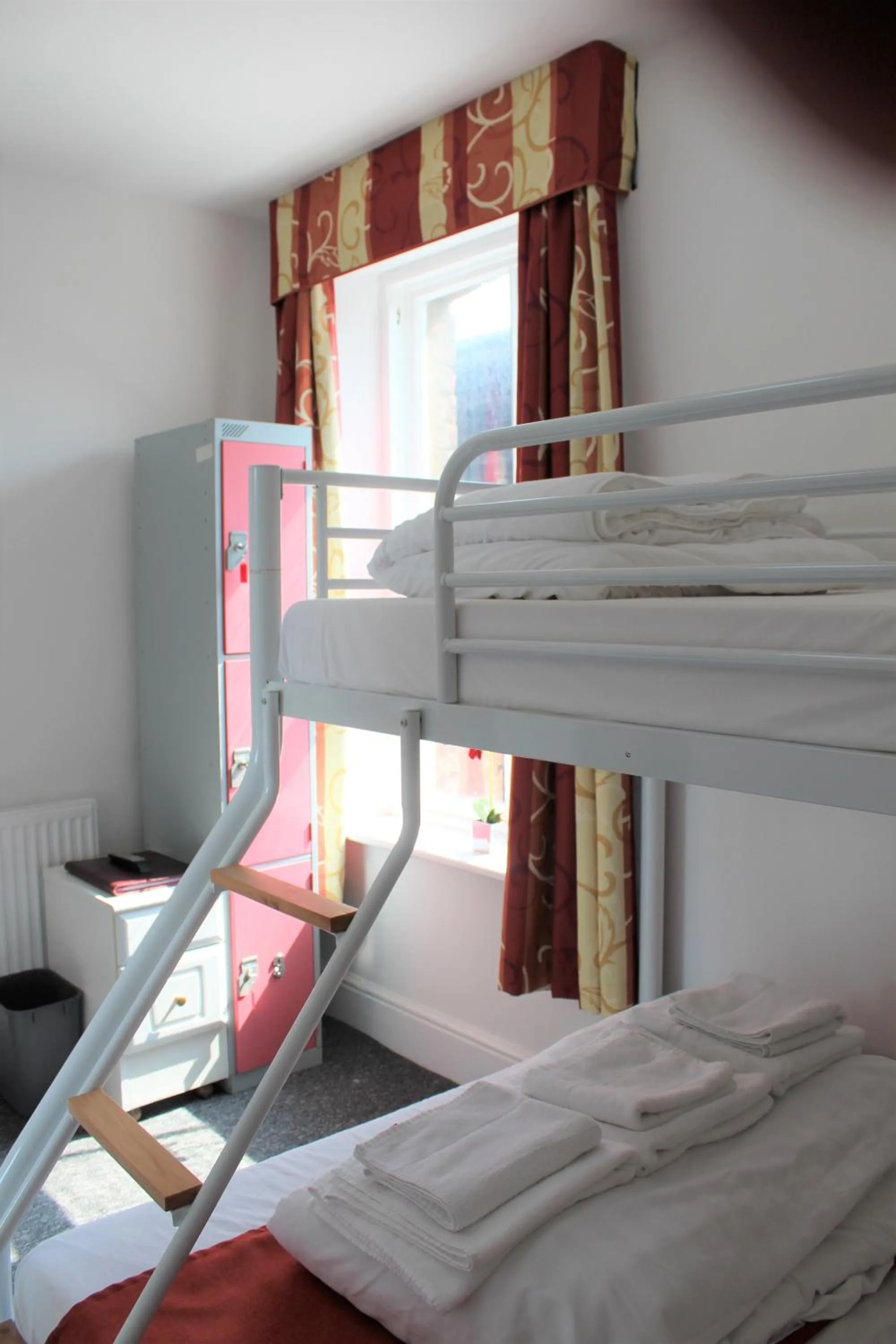 Bed in Backpackers Blackpool Hotel & Suites