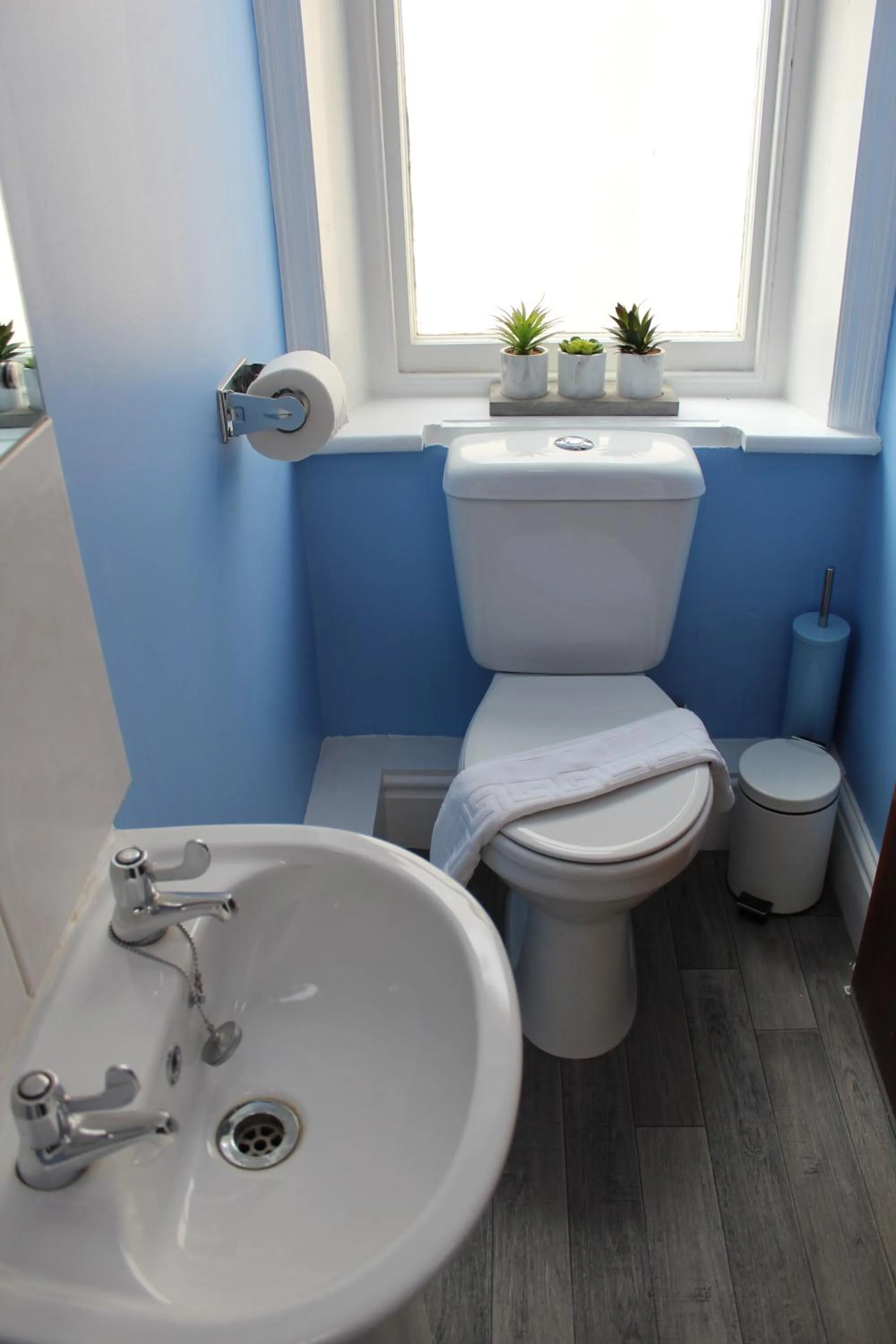 Toilet in Backpackers Blackpool Hotel & Suites