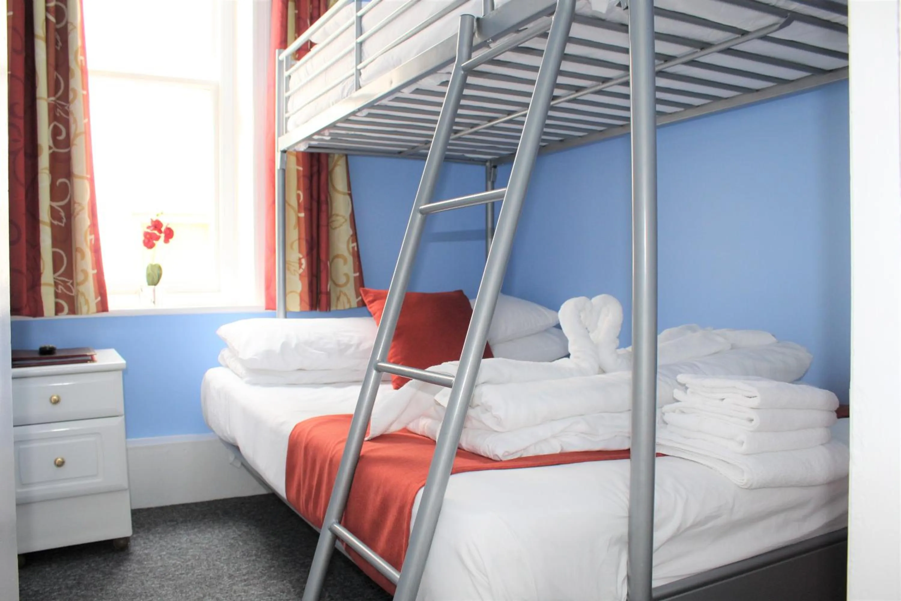 Bed in Backpackers Blackpool Hotel & Suites