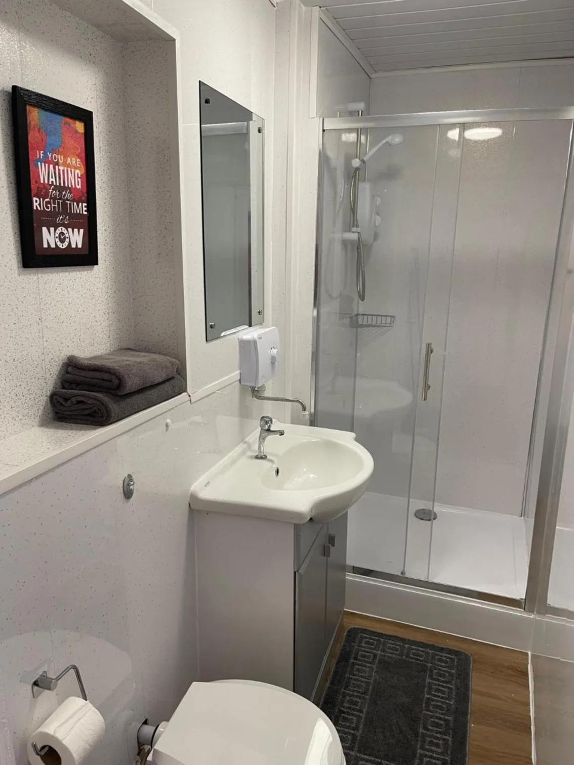 Shower in Backpackers Blackpool Hotel & Suites
