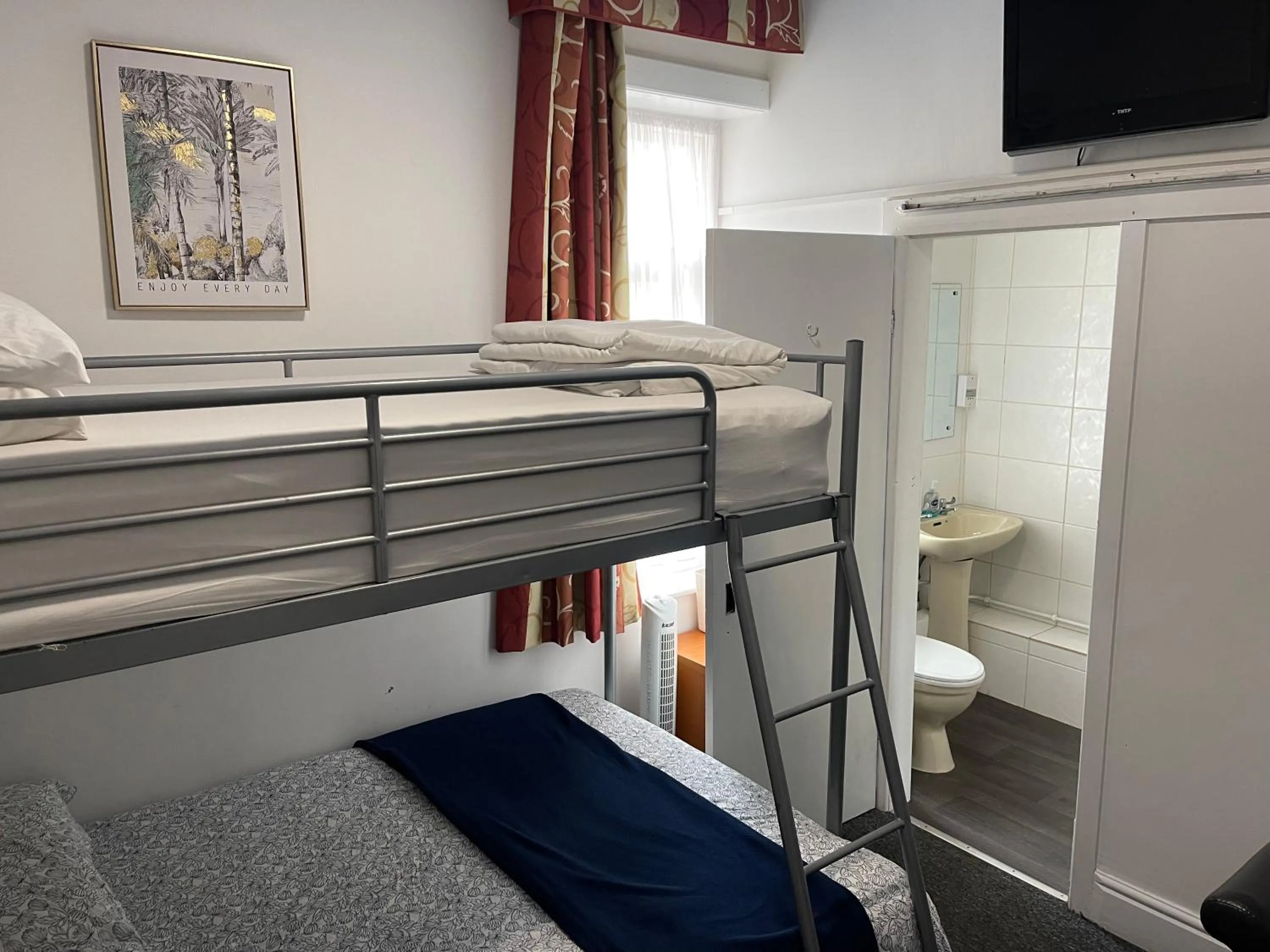 Toilet, Bed in Backpackers Blackpool Hotel & Suites