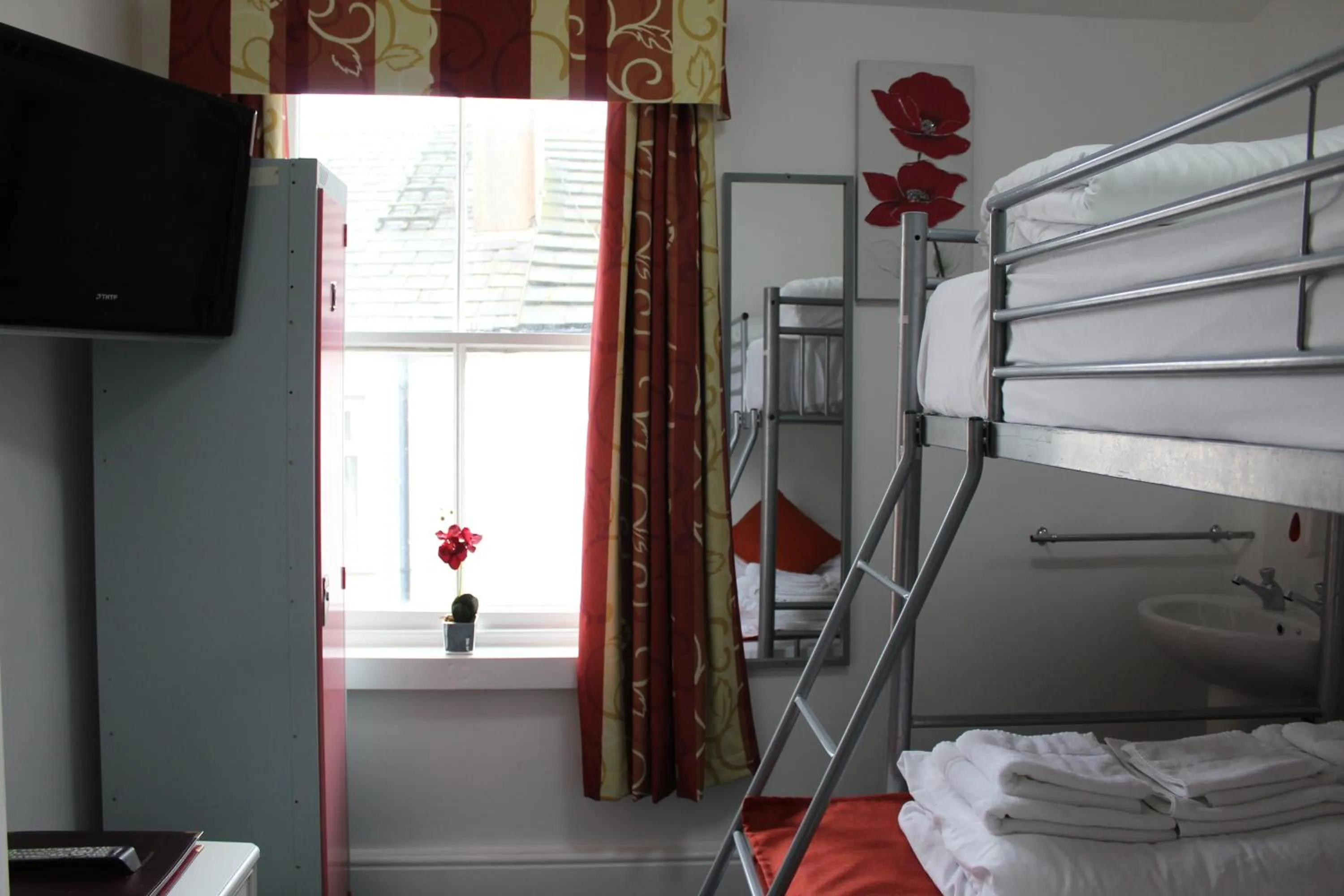 TV and multimedia, Bed in Backpackers Blackpool Hotel & Suites