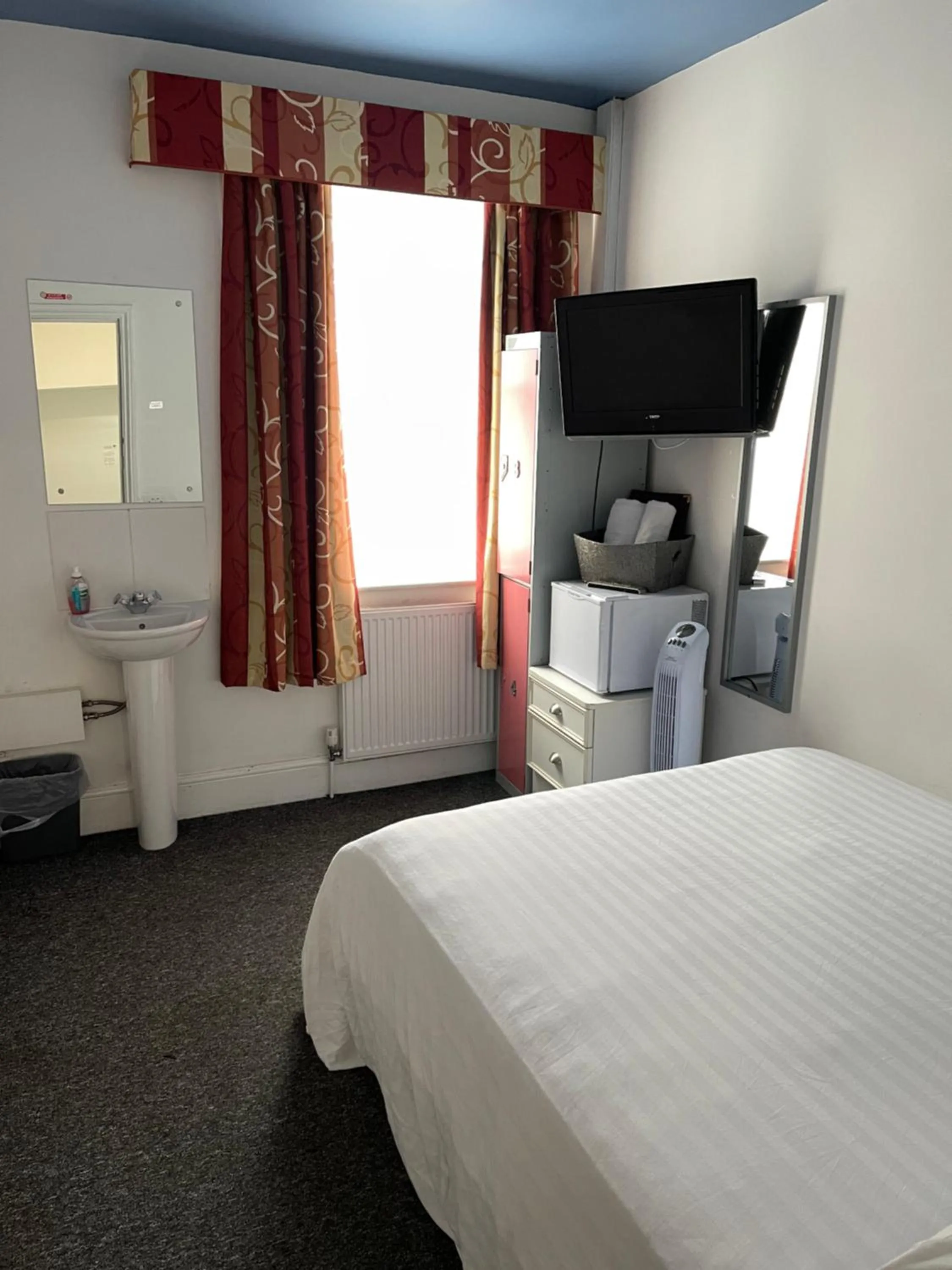 Photo of the whole room, Bed in Backpackers Blackpool Hotel & Suites