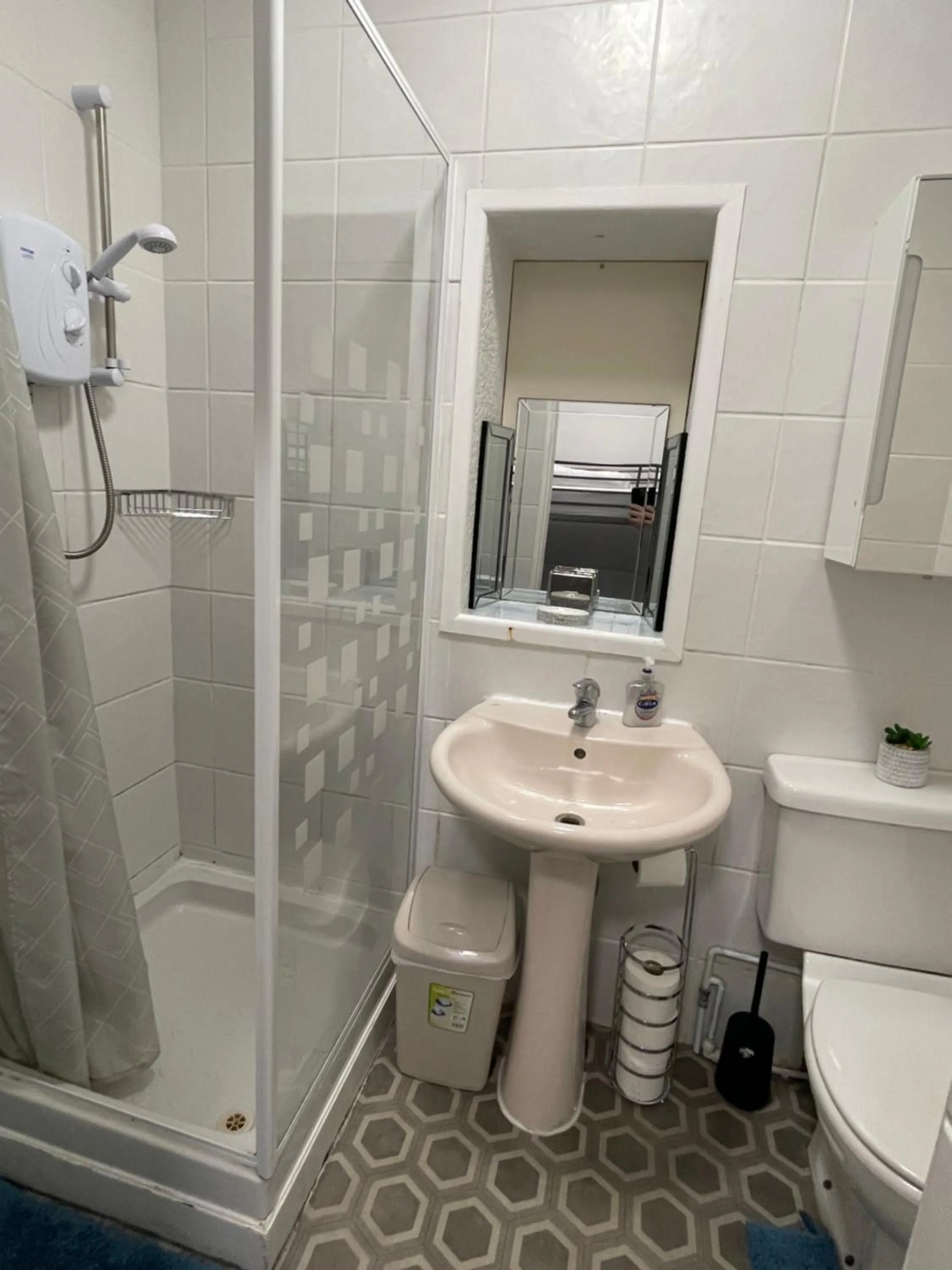Shower in Backpackers Blackpool Hotel & Suites