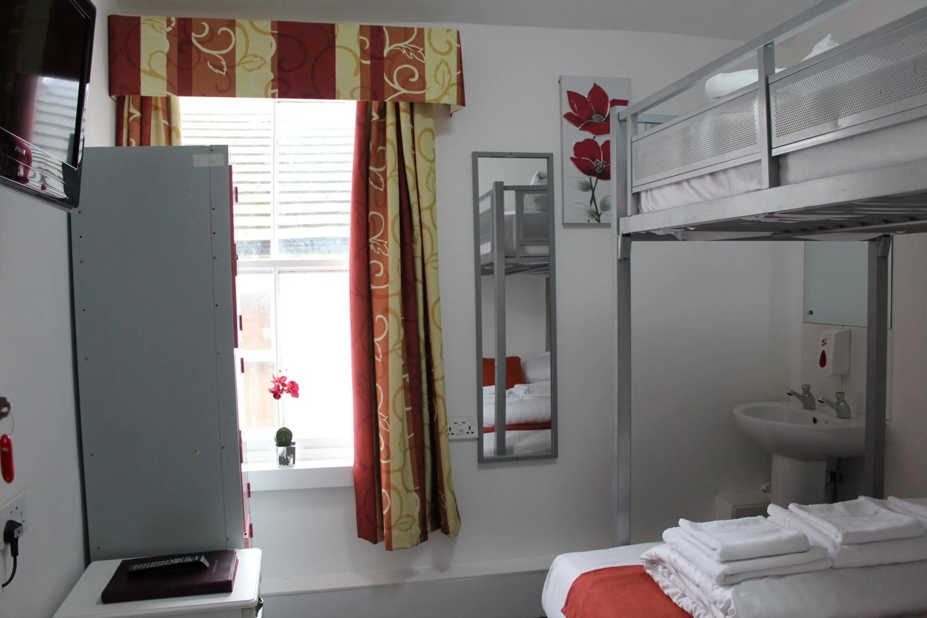 Bed in Backpackers Blackpool Hotel & Suites