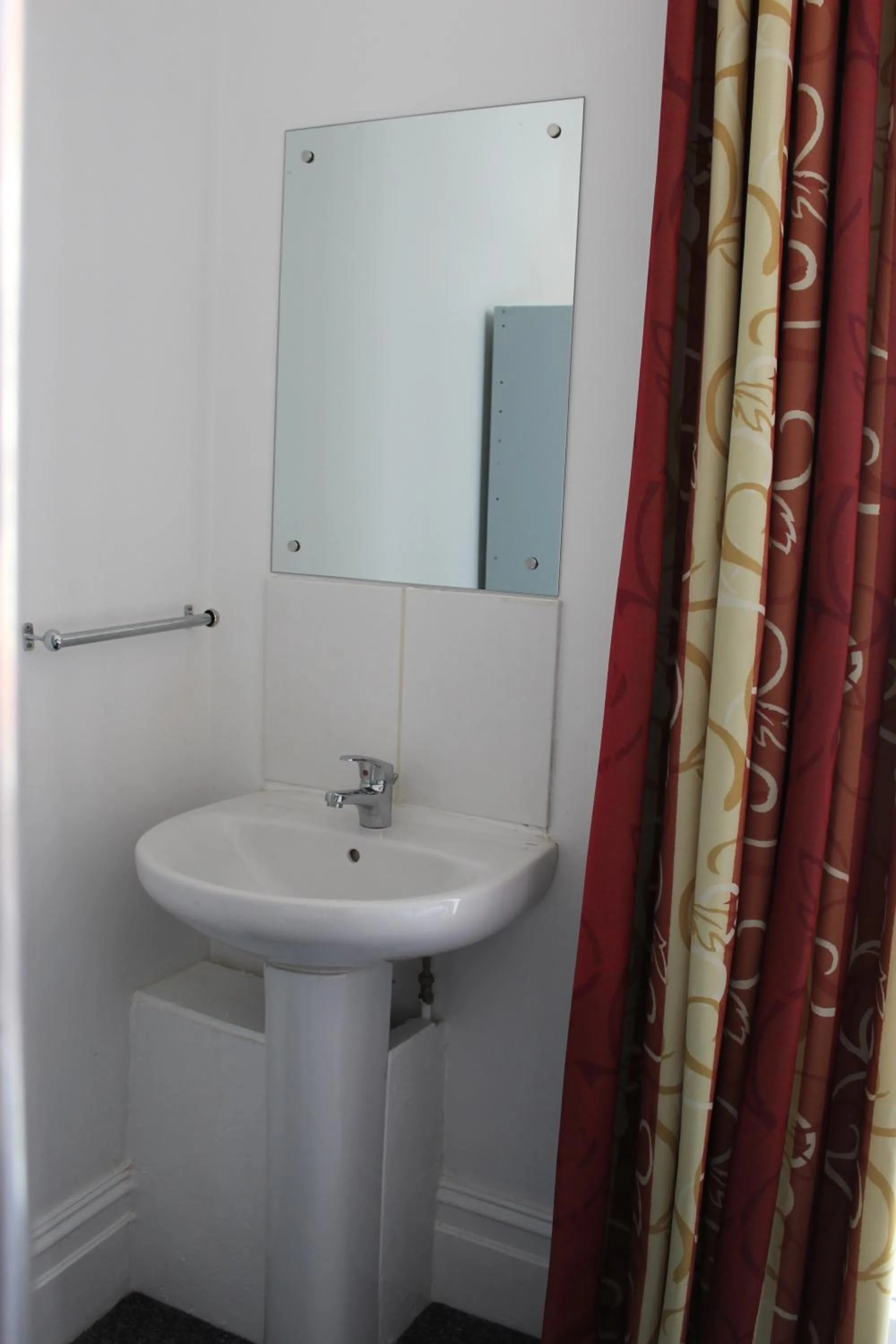 Bathroom in Backpackers Blackpool Hotel & Suites