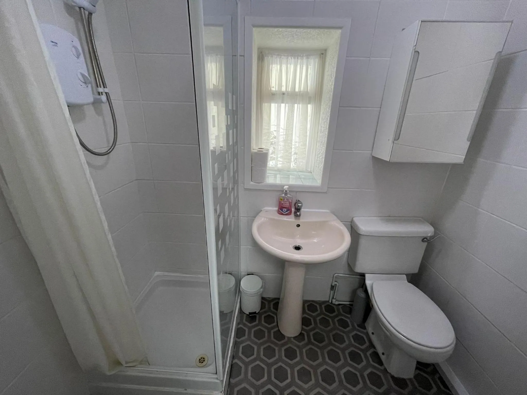 Shower in Backpackers Blackpool Hotel & Suites