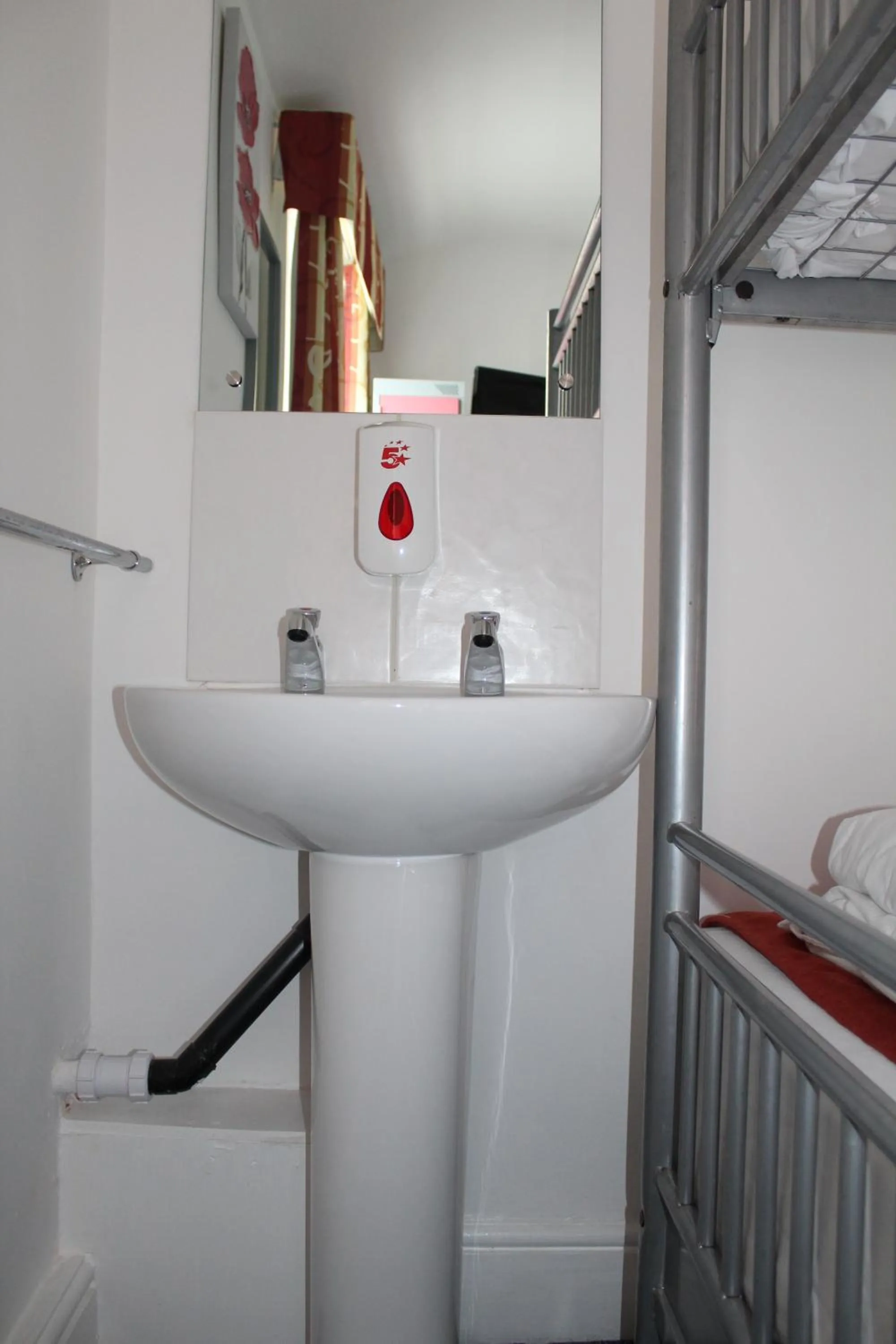 Bathroom in Backpackers Blackpool Hotel & Suites