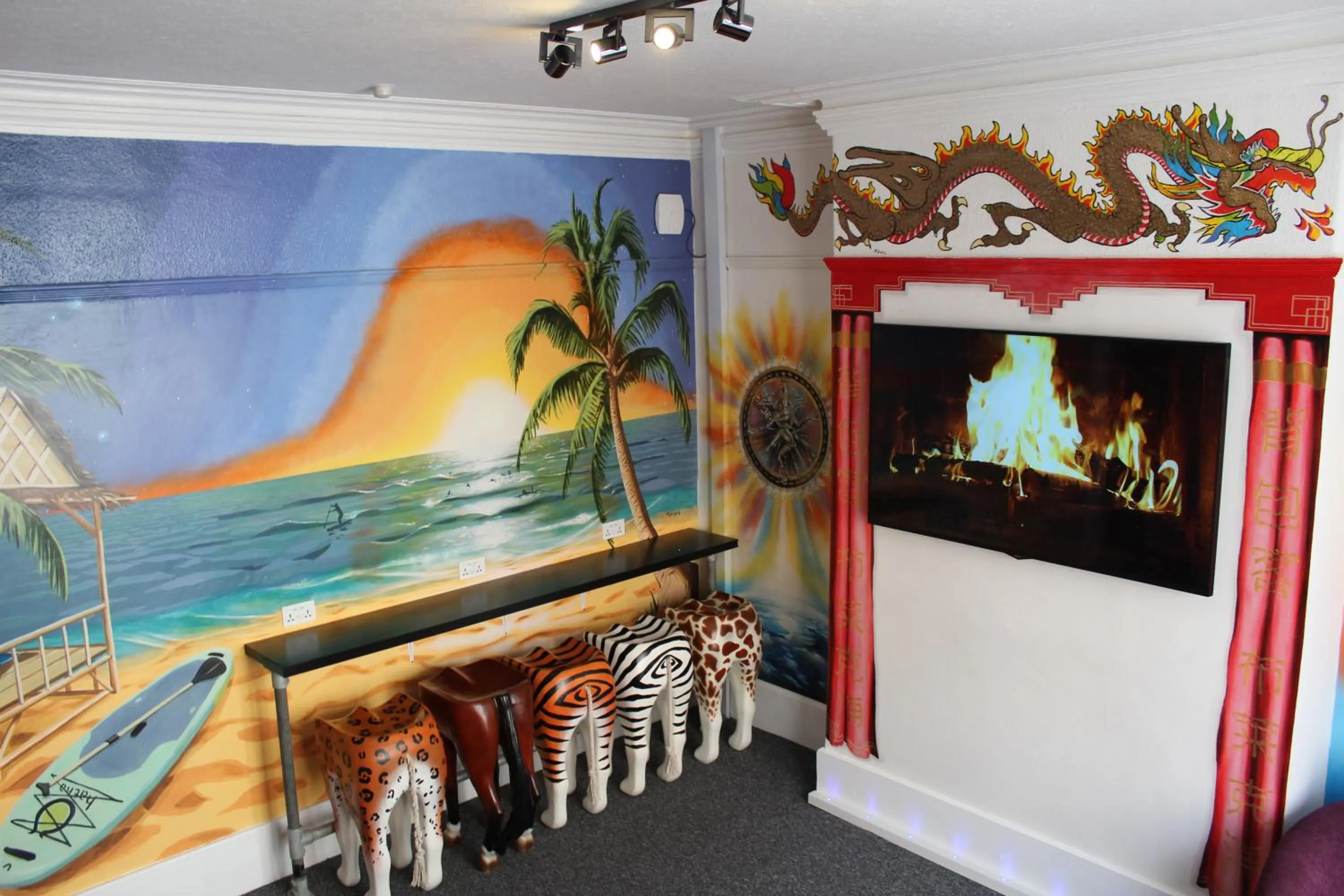 Communal lounge/ TV room in Backpackers Blackpool Hotel & Suites