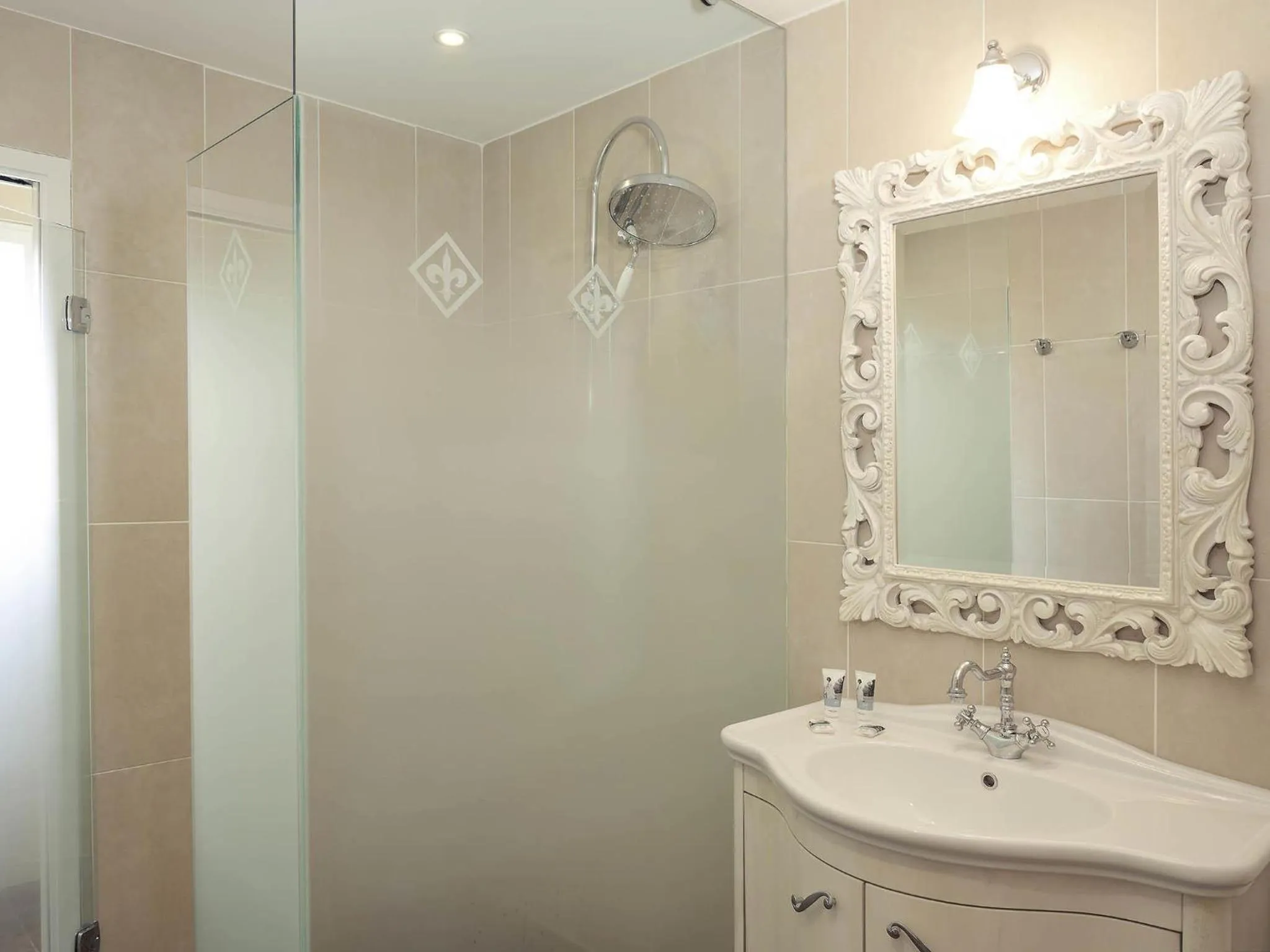 Bedroom in Hôtel Mercure Villeneuve sur Lot Moulin de Madame