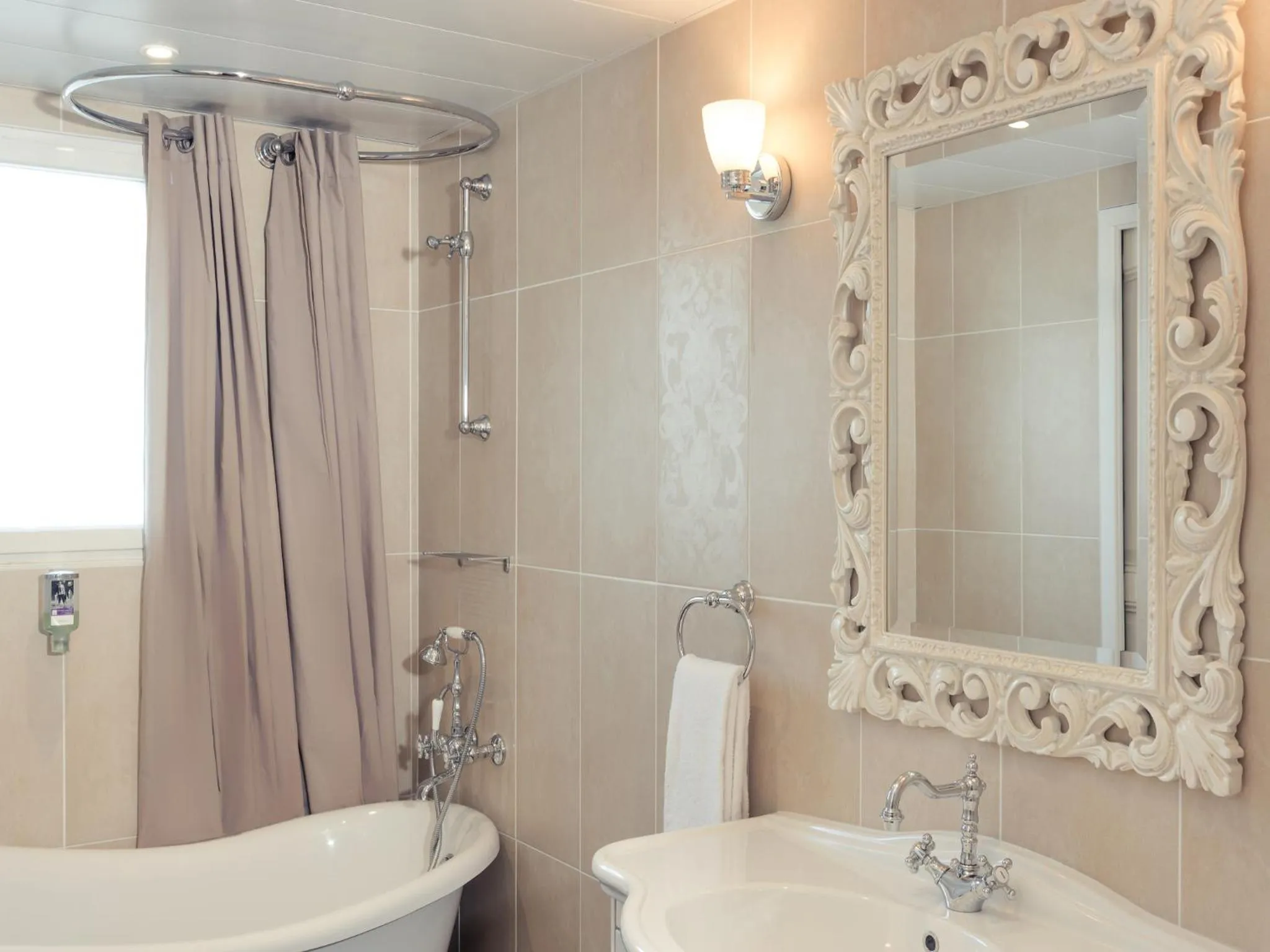 Bathroom in Hôtel Mercure Villeneuve sur Lot Moulin de Madame