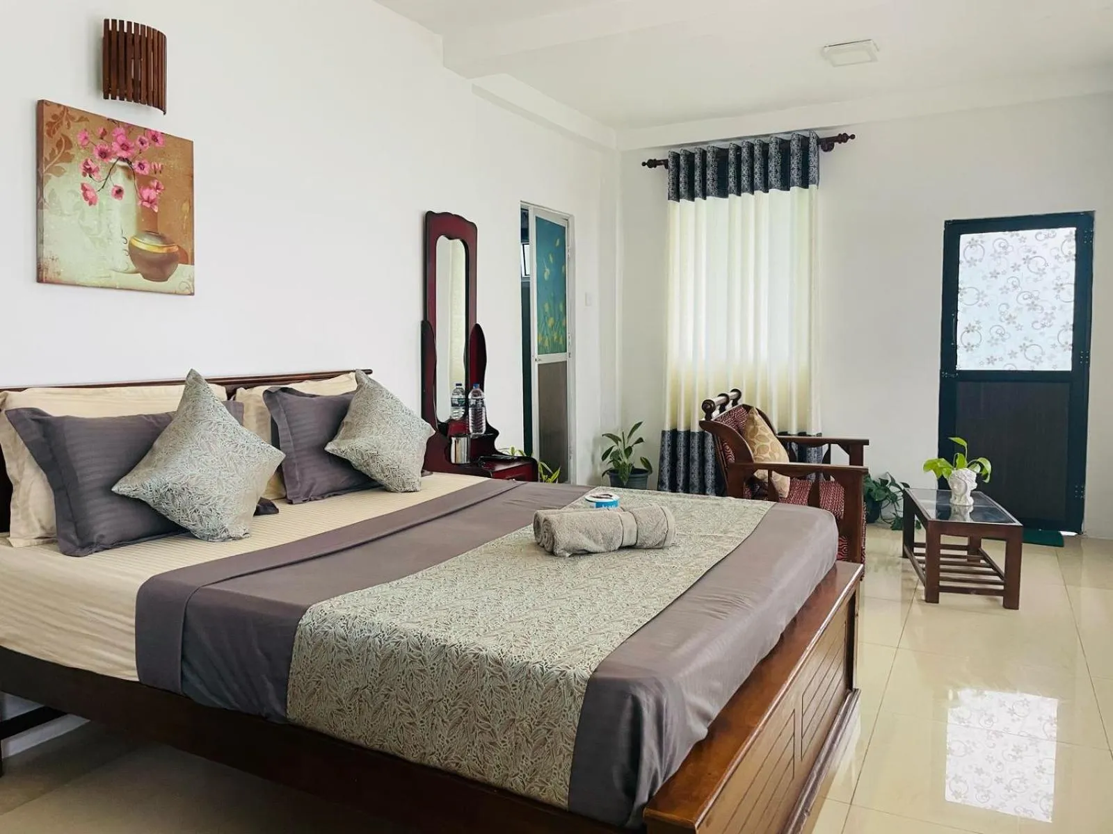 Bed in Golden King Guest