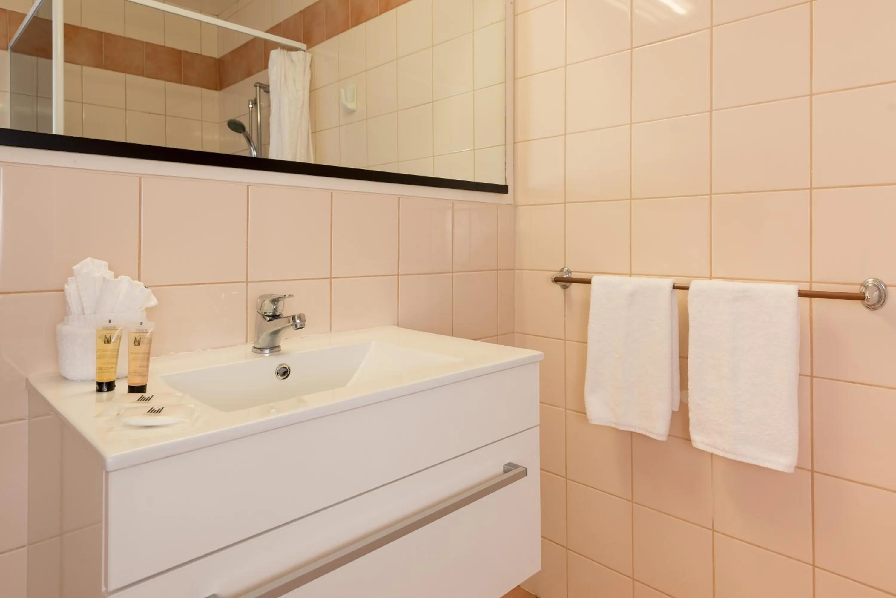 Bathroom in The Sands Hotel Hokianga