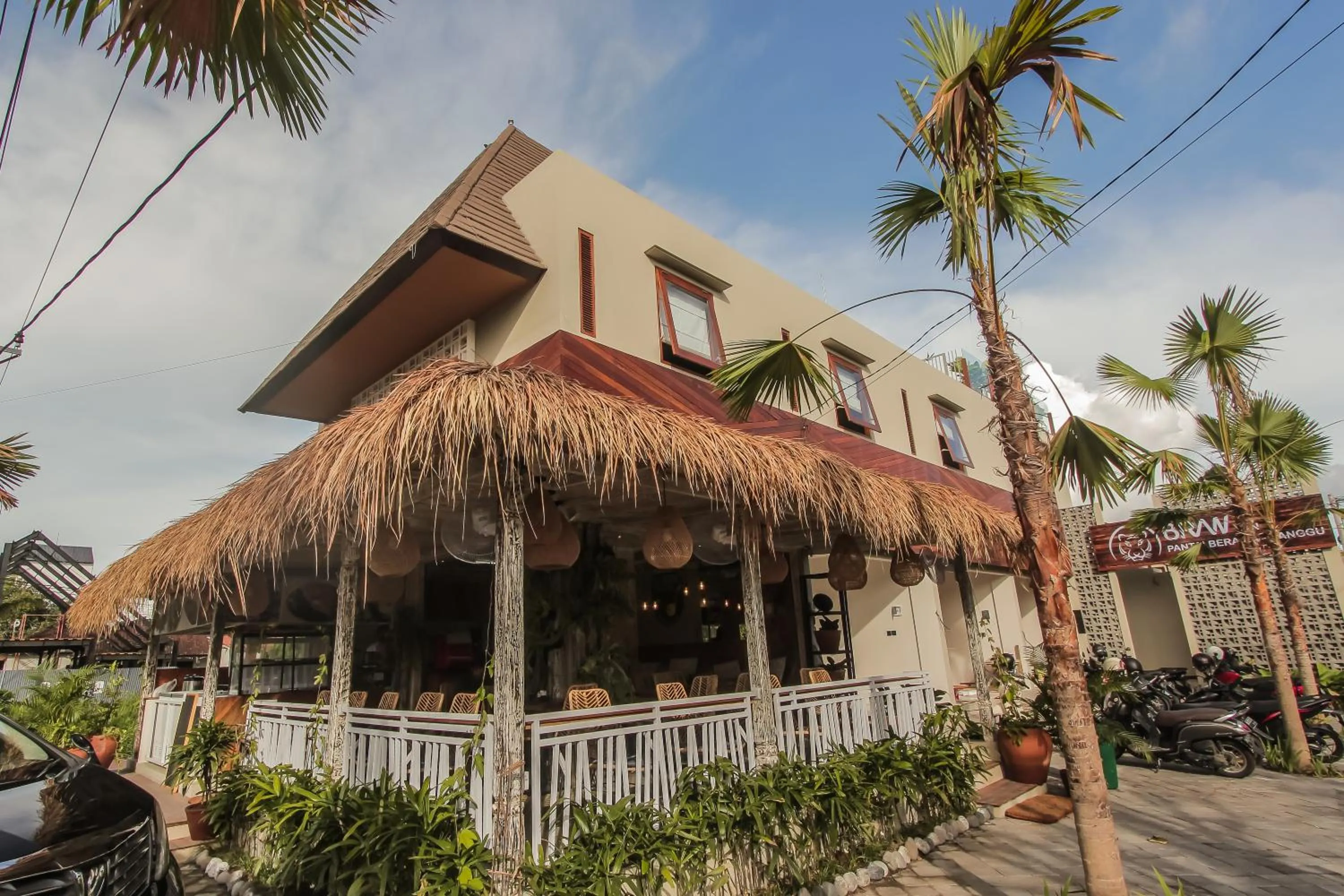 Restaurant/places to eat in BRAW inn Canggu by kamara