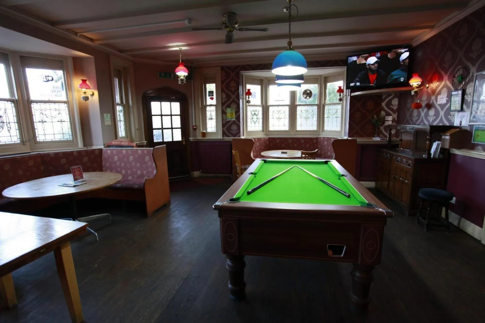 Communal lounge/ TV room in Heathrow Stay