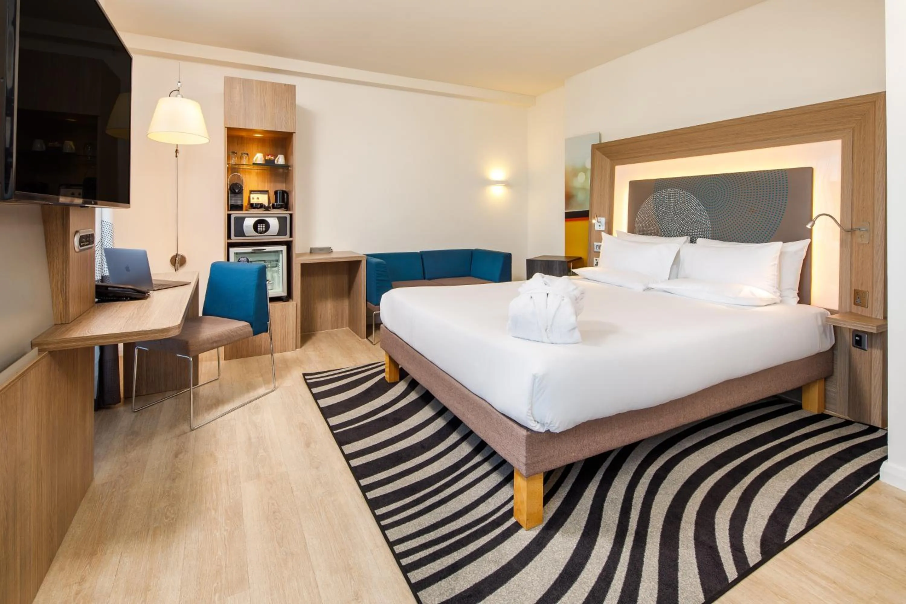 Balcony/Terrace, Bed in Novotel London Blackfriars