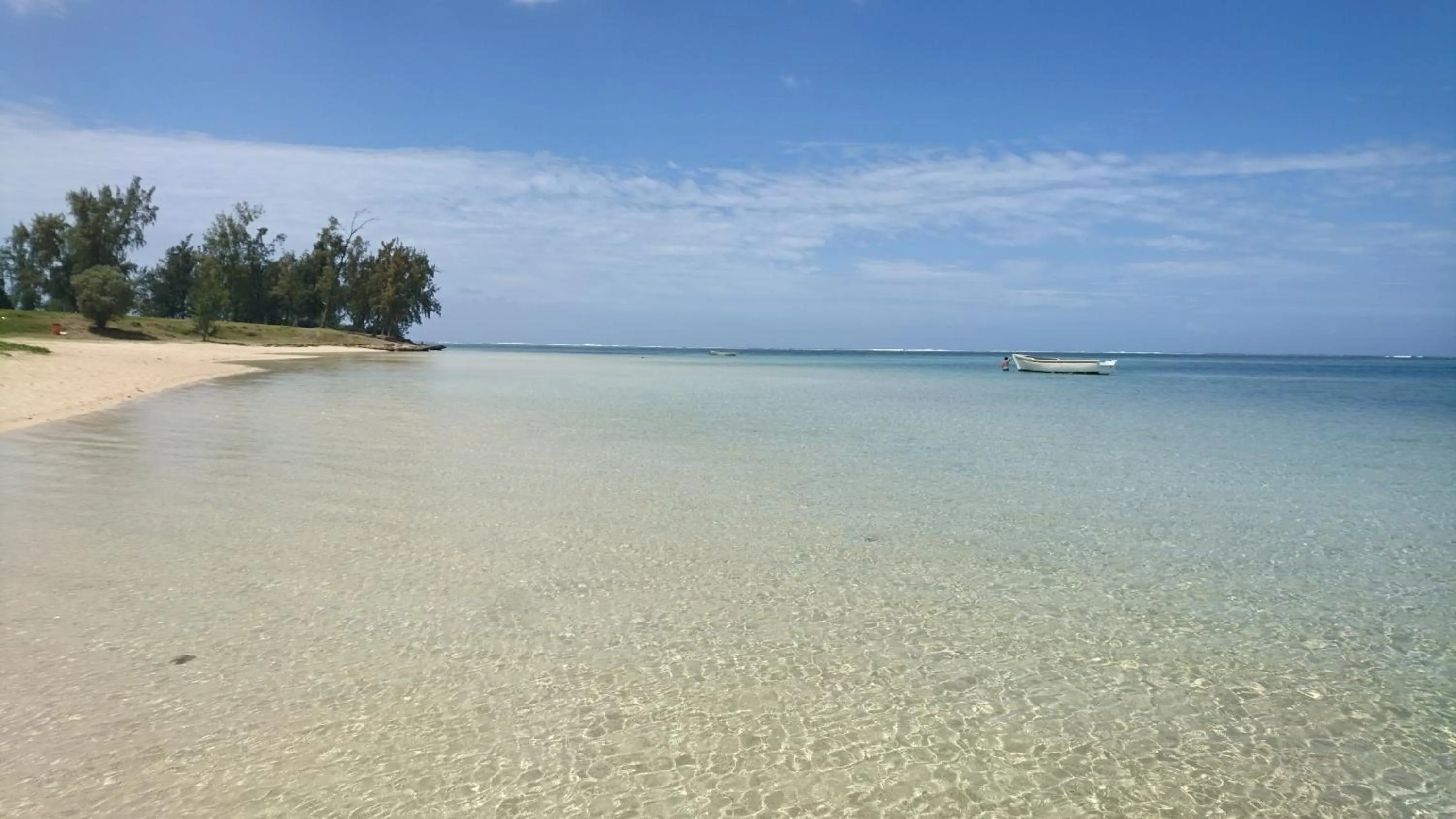 Beach in SWEET ISLAND petit dejeuner inclus