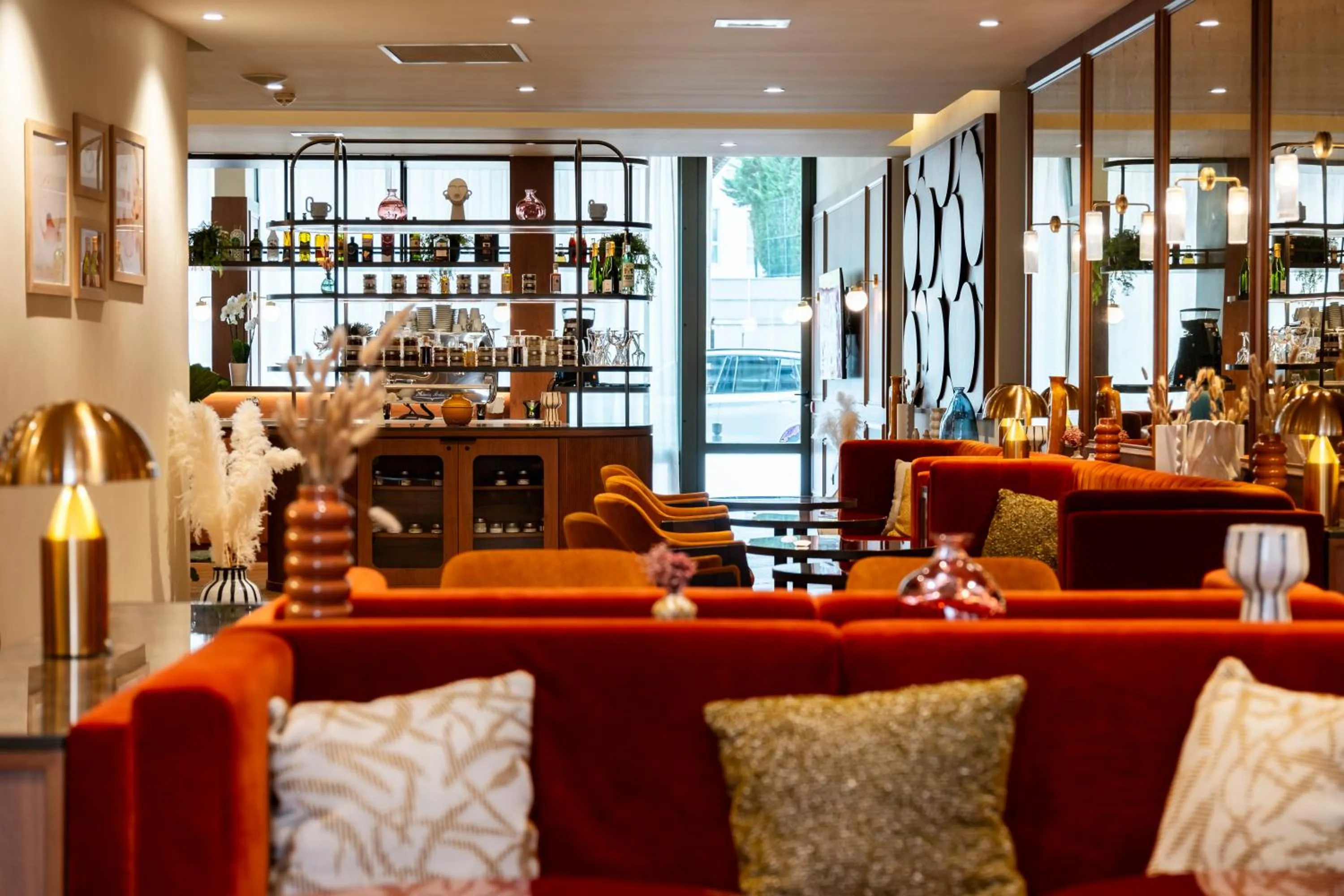 Lounge or bar in Mercure Villefranche-sur-Saône