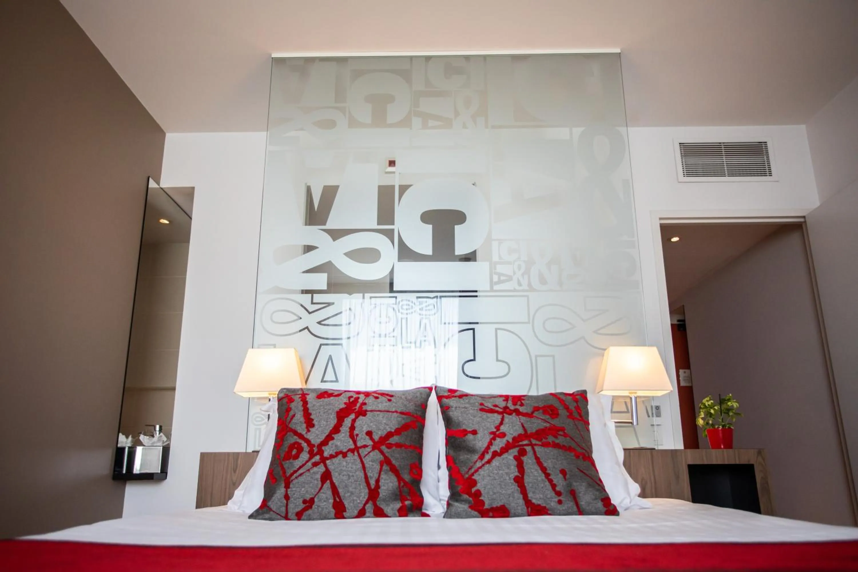 Bedroom, Bed in Mercure Villefranche-sur-Saône