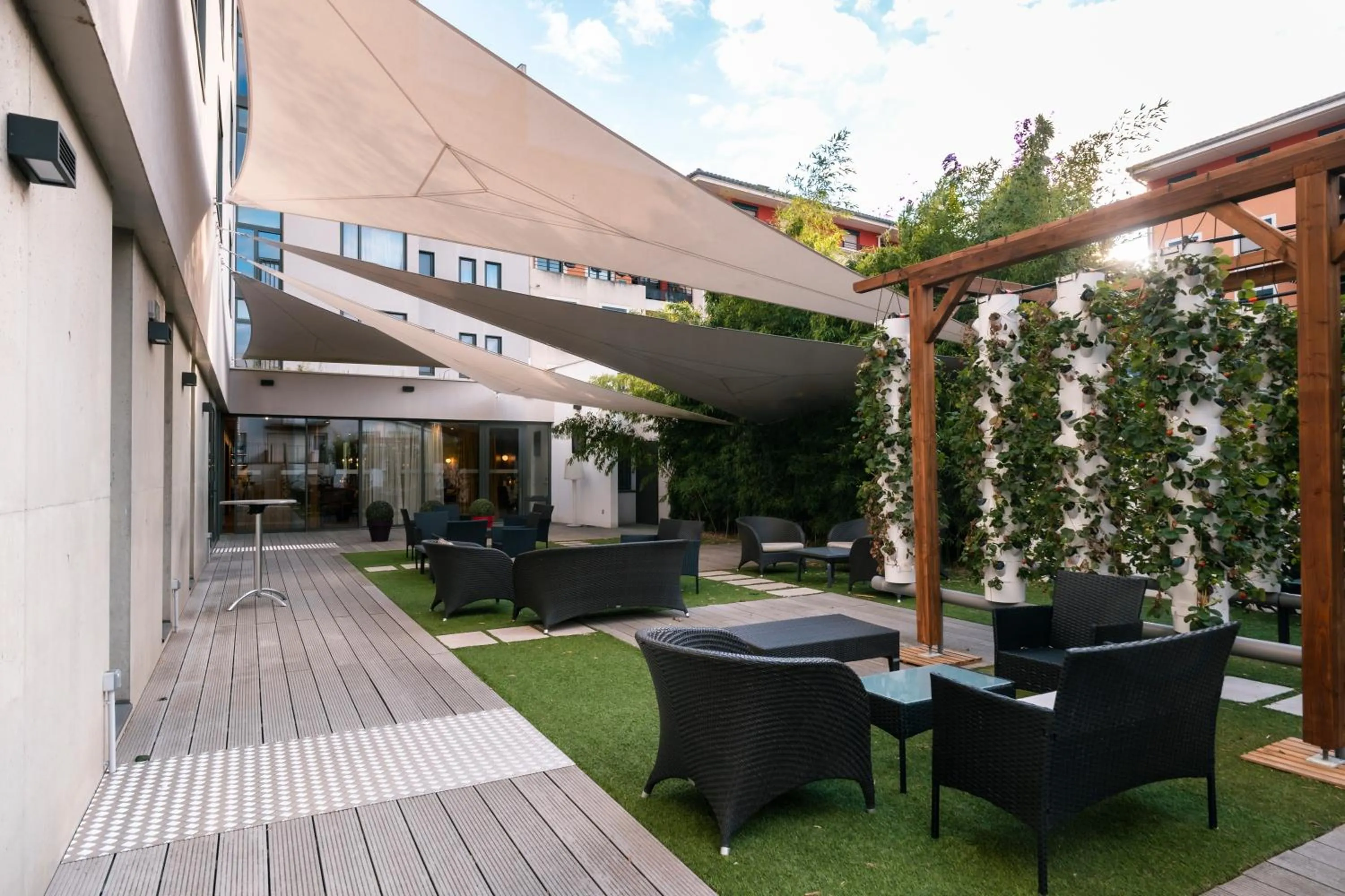 Patio in Mercure Villefranche-sur-Saône