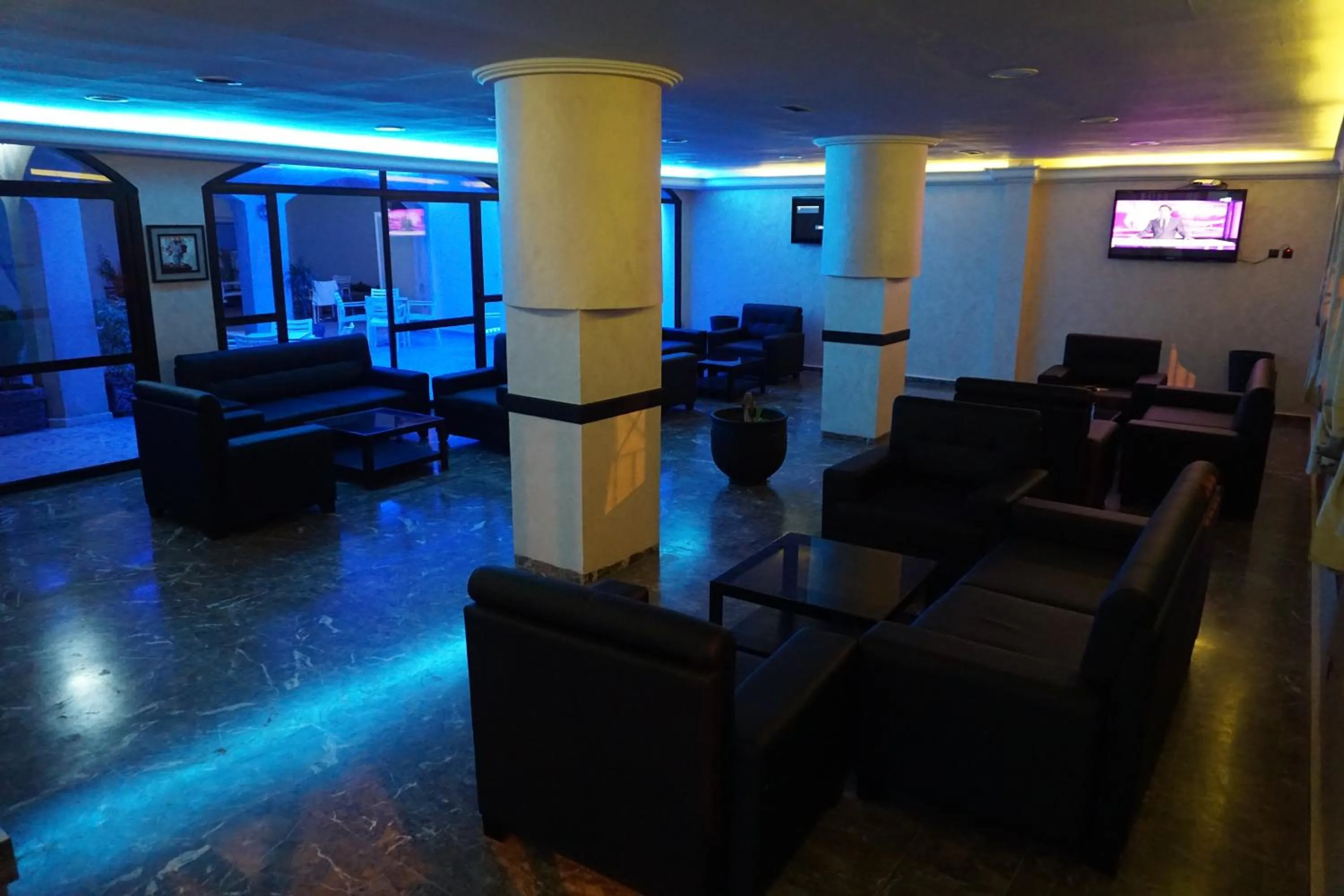 Communal lounge/ TV room in Hotel Zelis