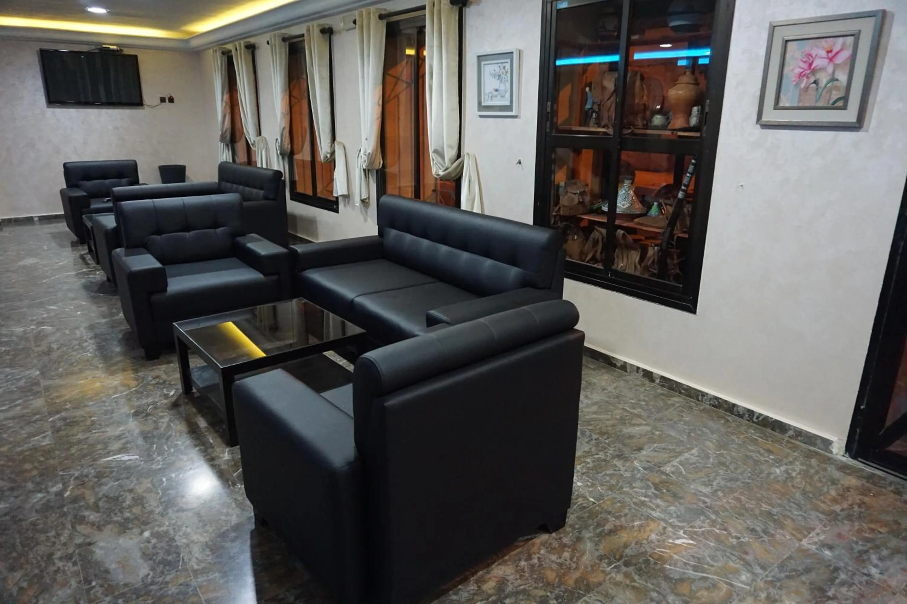 Communal lounge/ TV room in Hotel Zelis