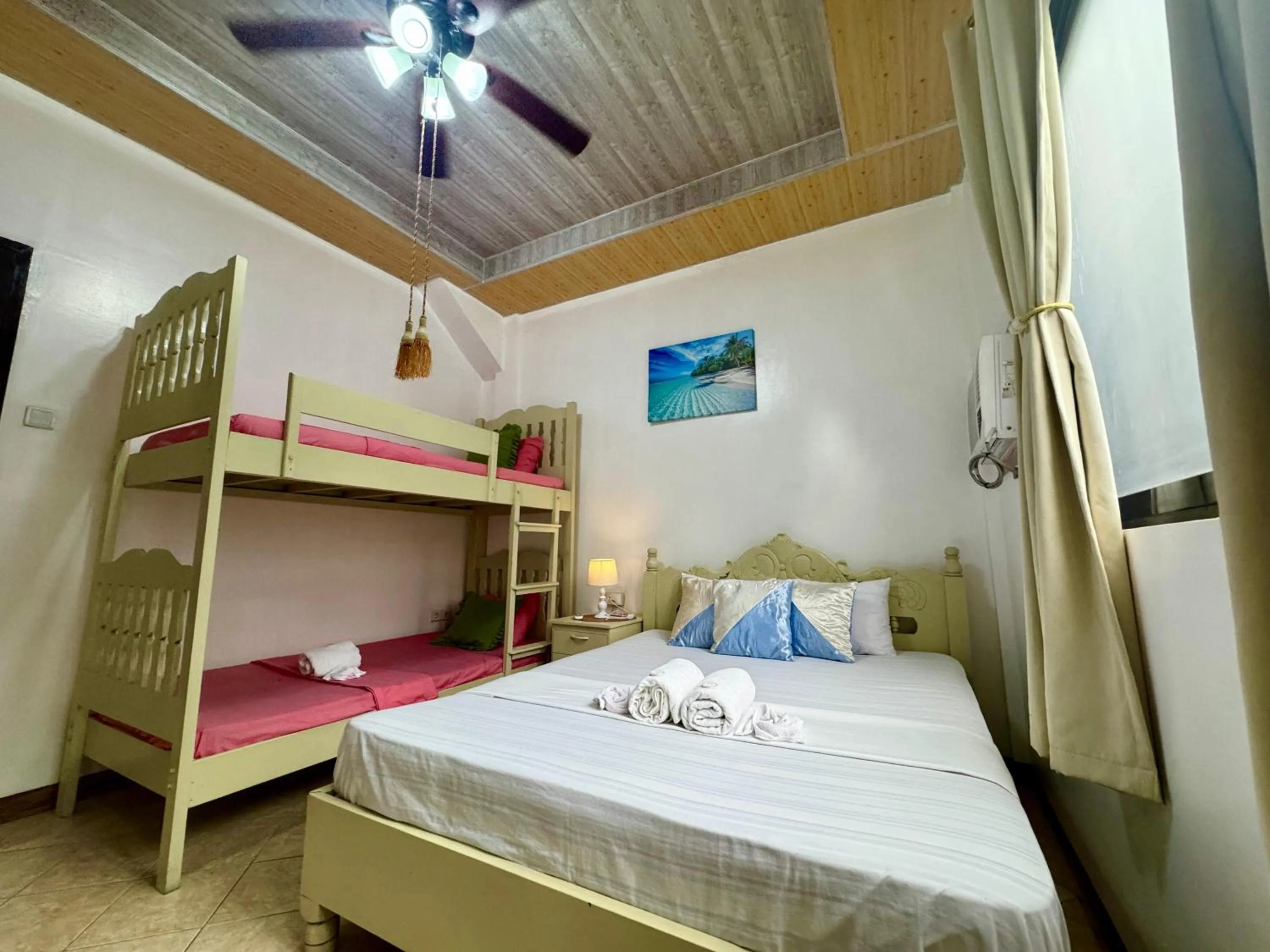 Photo of the whole room, Bed in Ocean Breeze Inn