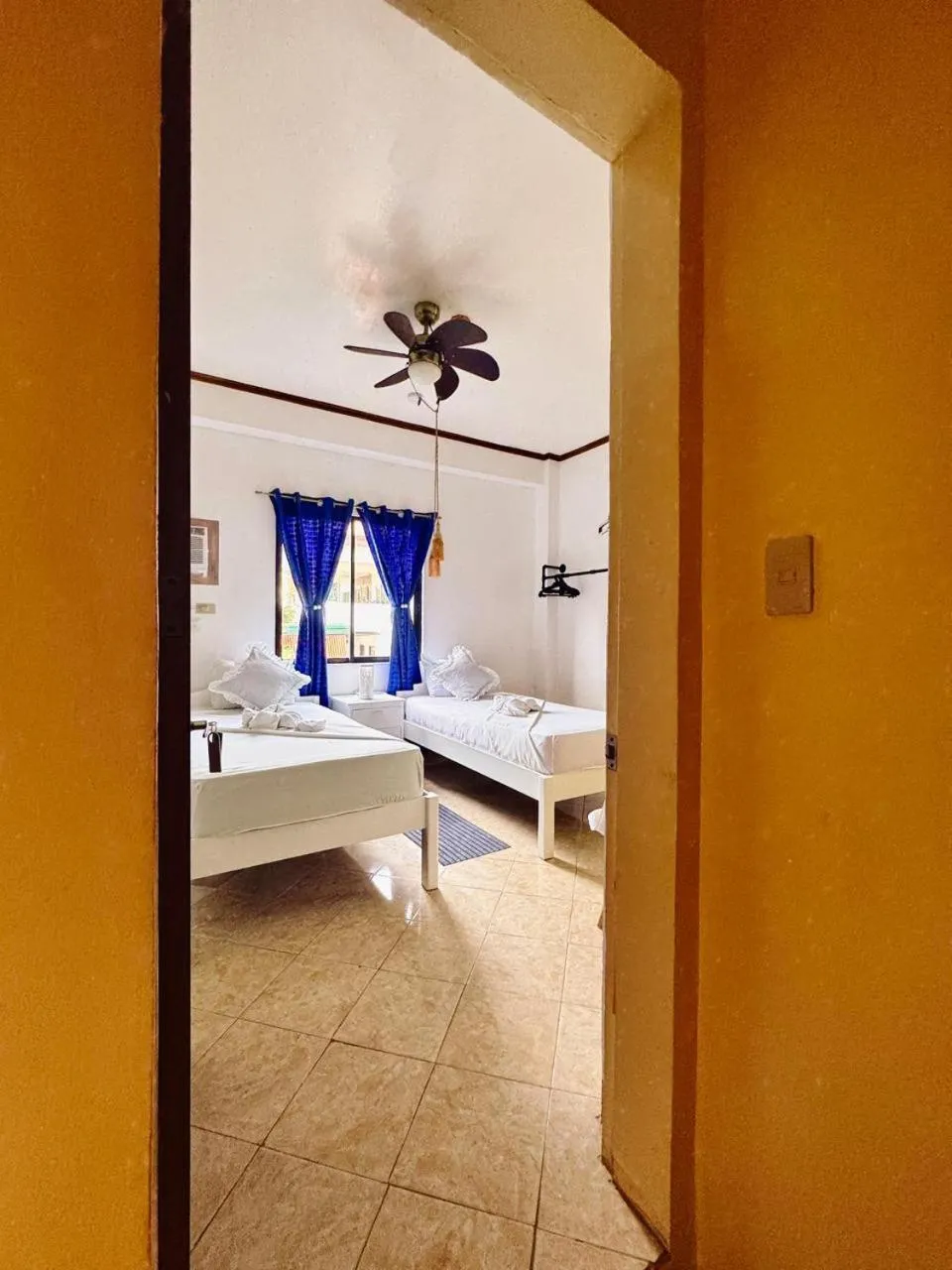 Photo of the whole room, Bed in Ocean Breeze Inn