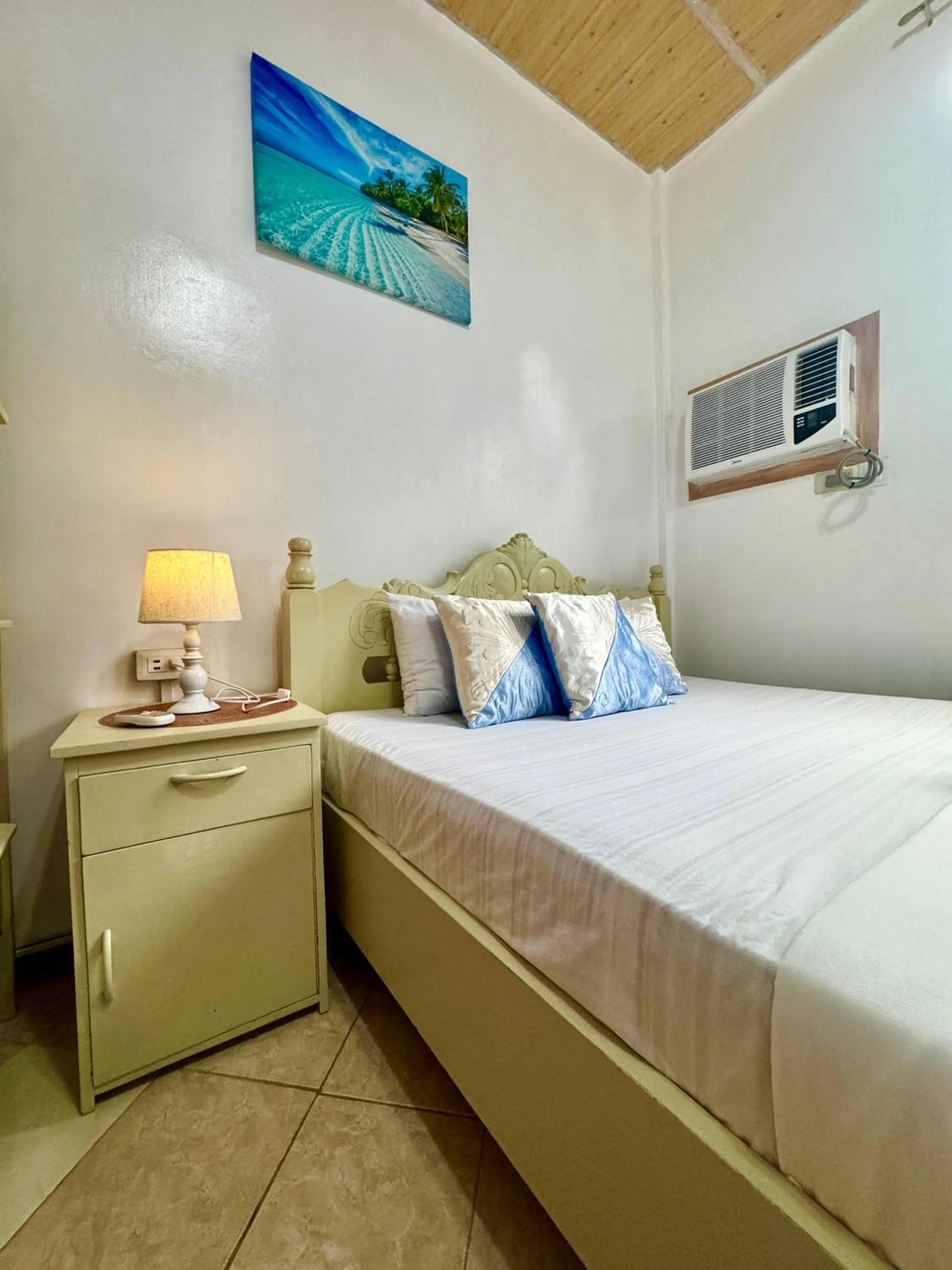 Photo of the whole room, Bed in Ocean Breeze Inn