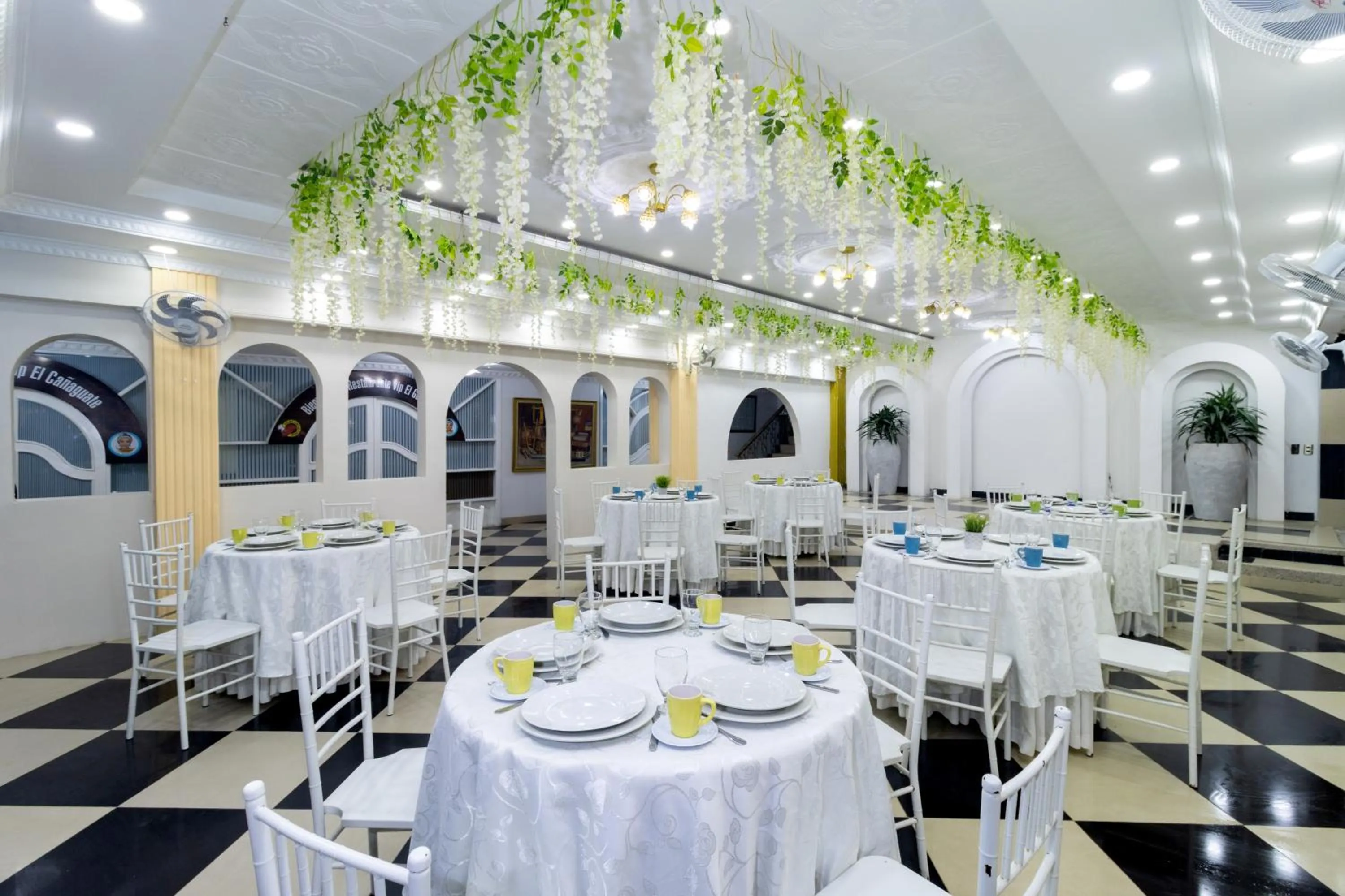 Restaurant/places to eat in Hotel Playa Salguero By GEH Suites