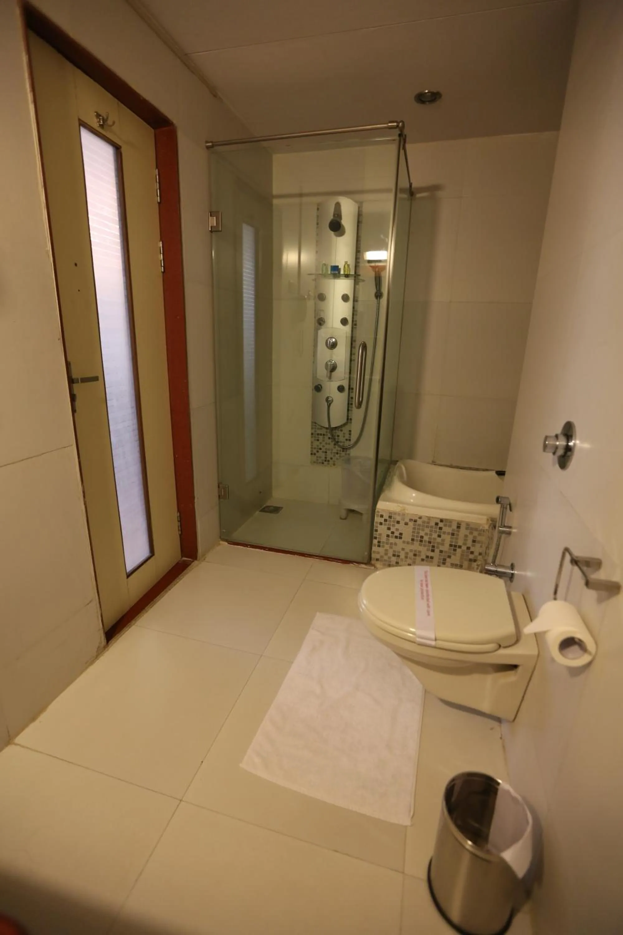Shower in SilverCloud Hotel and Banquets