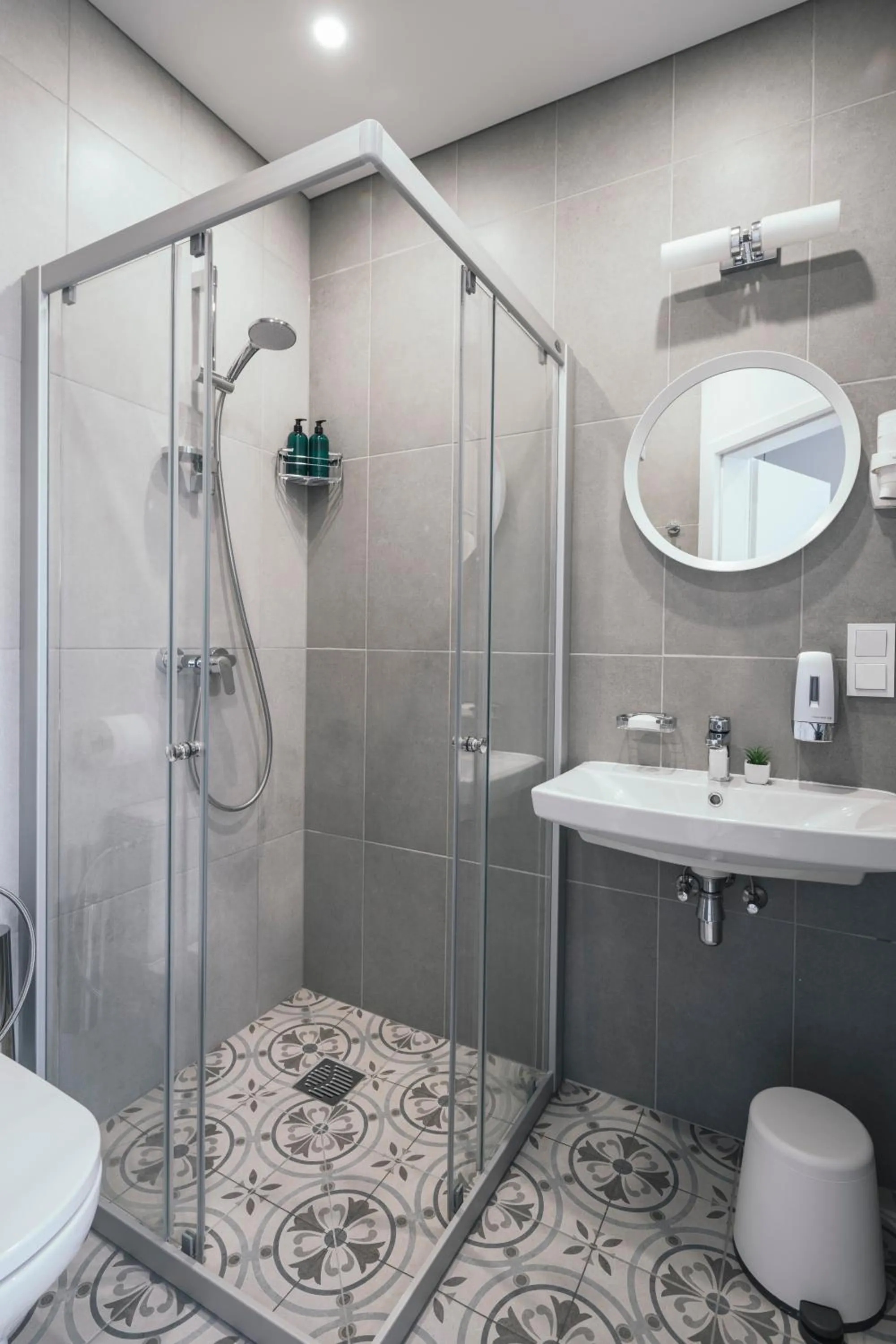 Shower in J14A I Rooms & Apartments AUTOMATED SELF CHECK-IN