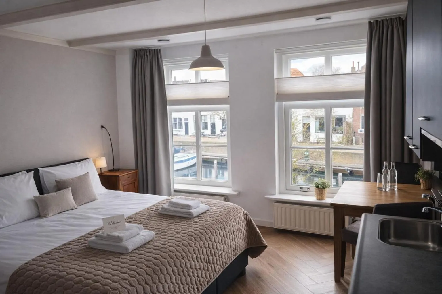 Bed in Hotel De Grote Kade - Boutique Heritage Hotel in het historische hart van Goes