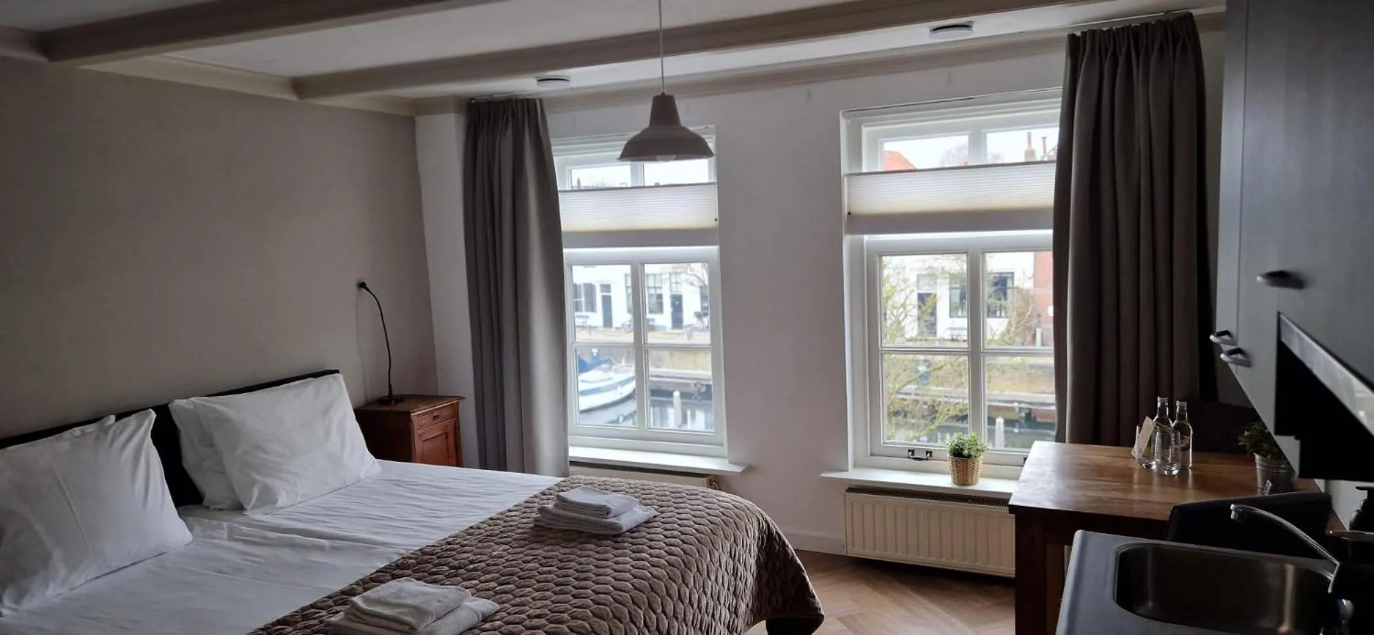 Bed in Hotel De Grote Kade - Boutique Heritage Hotel in het historische hart van Goes