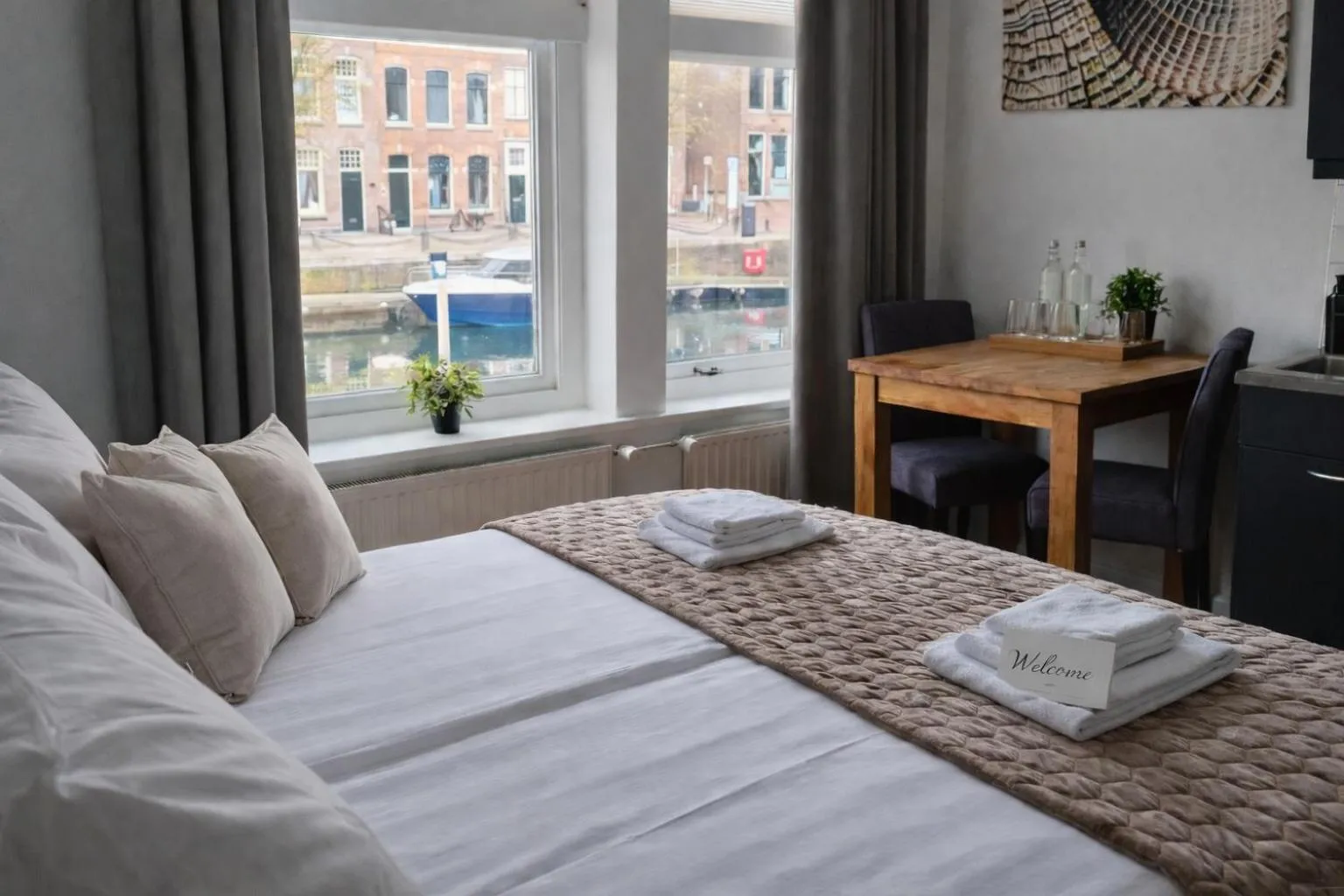 Bed in Hotel De Grote Kade - Boutique Heritage Hotel in het historische hart van Goes